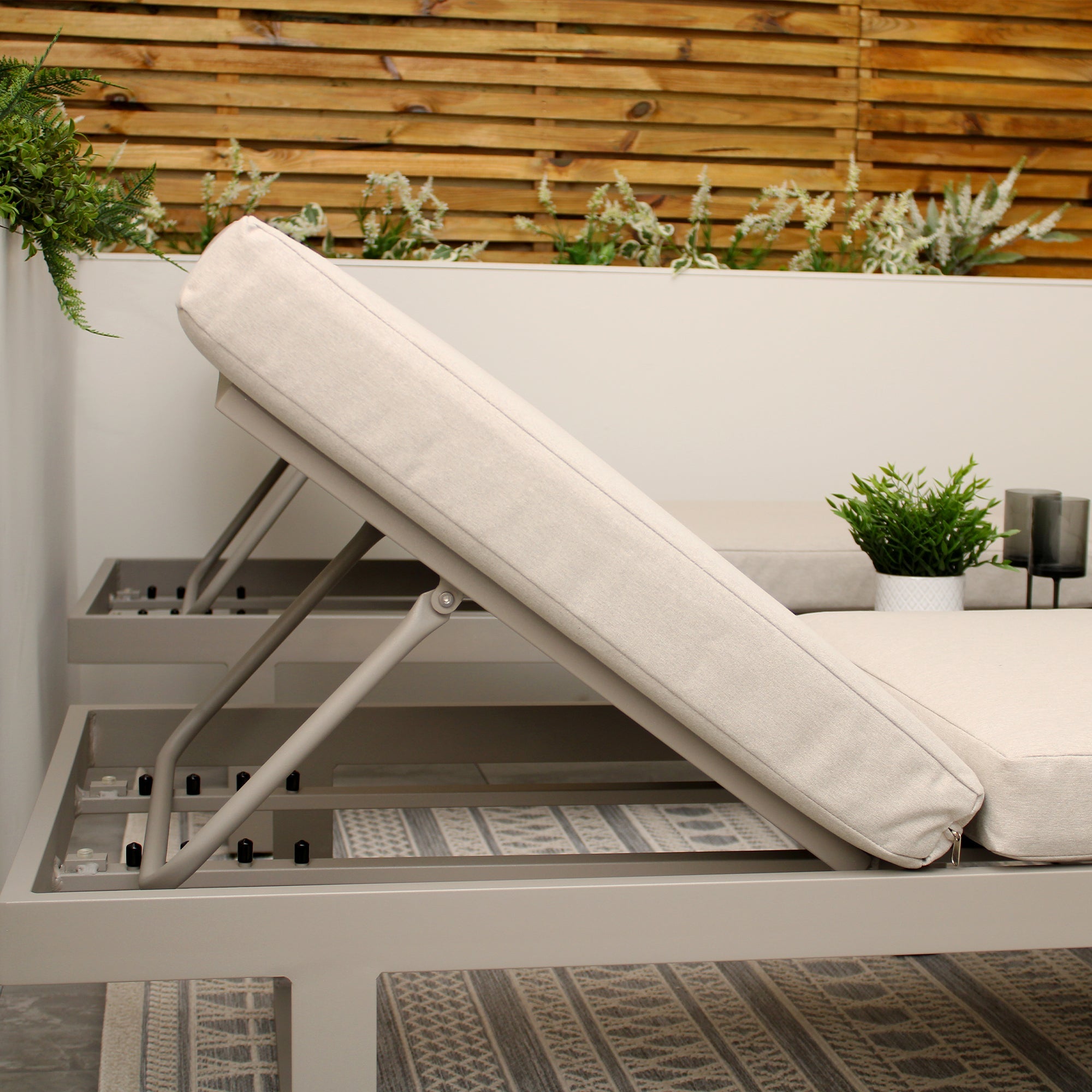 Ensemble de jardin modulaire avec canapé et cadre en aluminium gris clair neutre