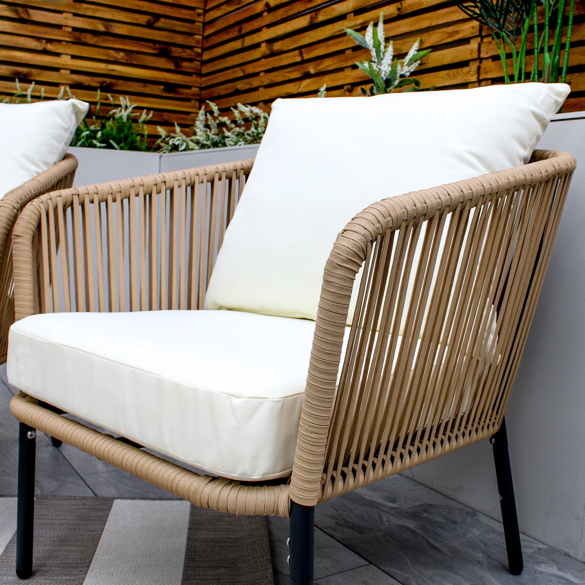 Canapé 5 places Turin beige en aluminium tressé avec coussins crème