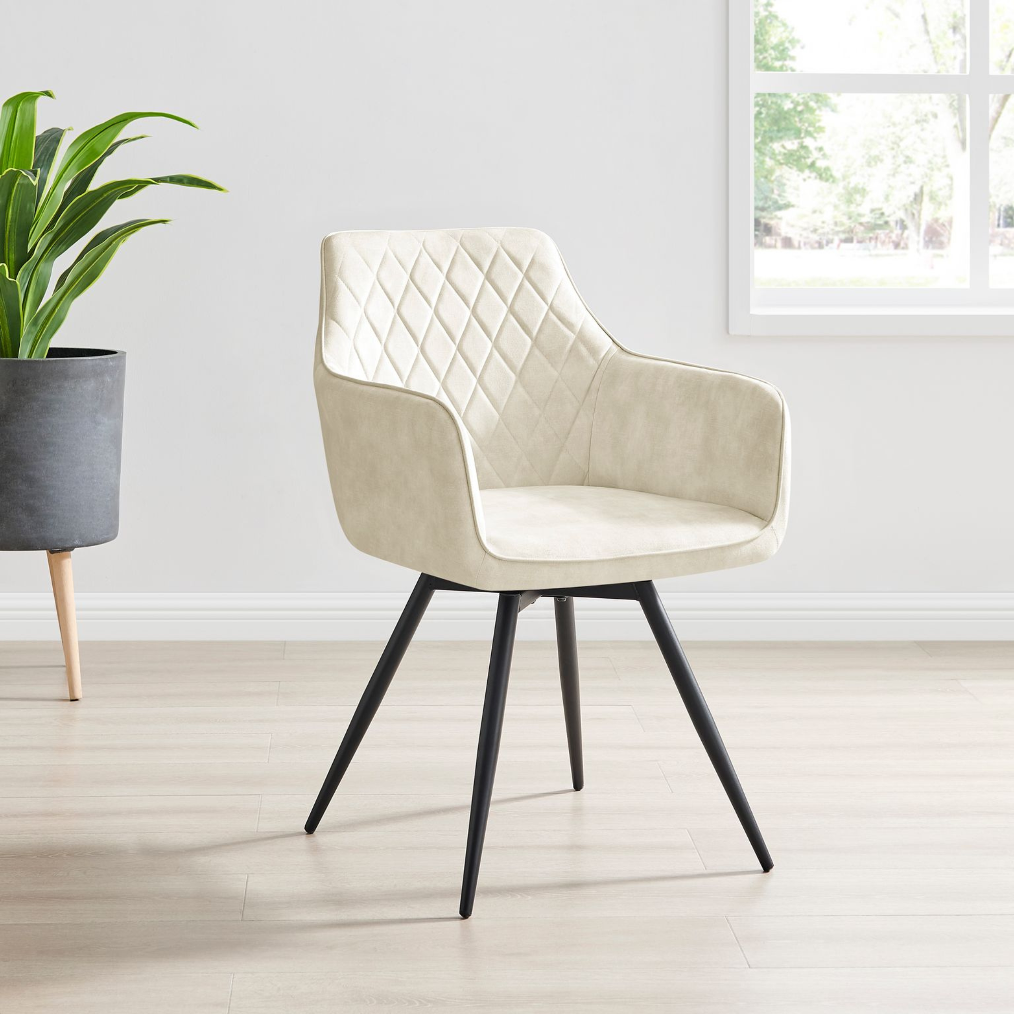 Chaise de salle à manger pivotante Ezra en velours crème avec pieds noirs