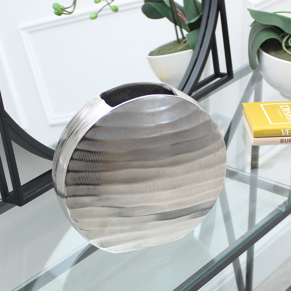 Vase rond en métal argenté avec extérieur texturé