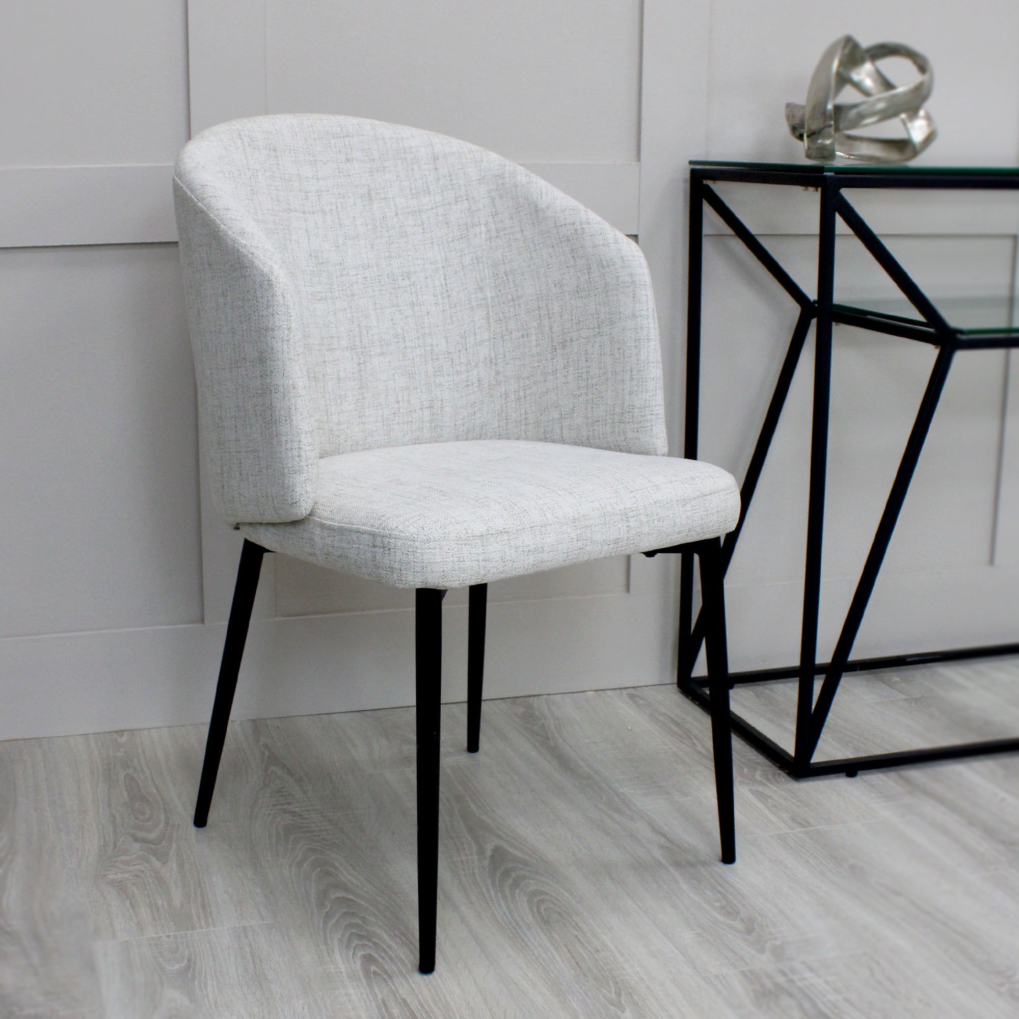 Chaise de salle à manger incurvée Capri en lin ivoire et gris clair avec pieds noirs