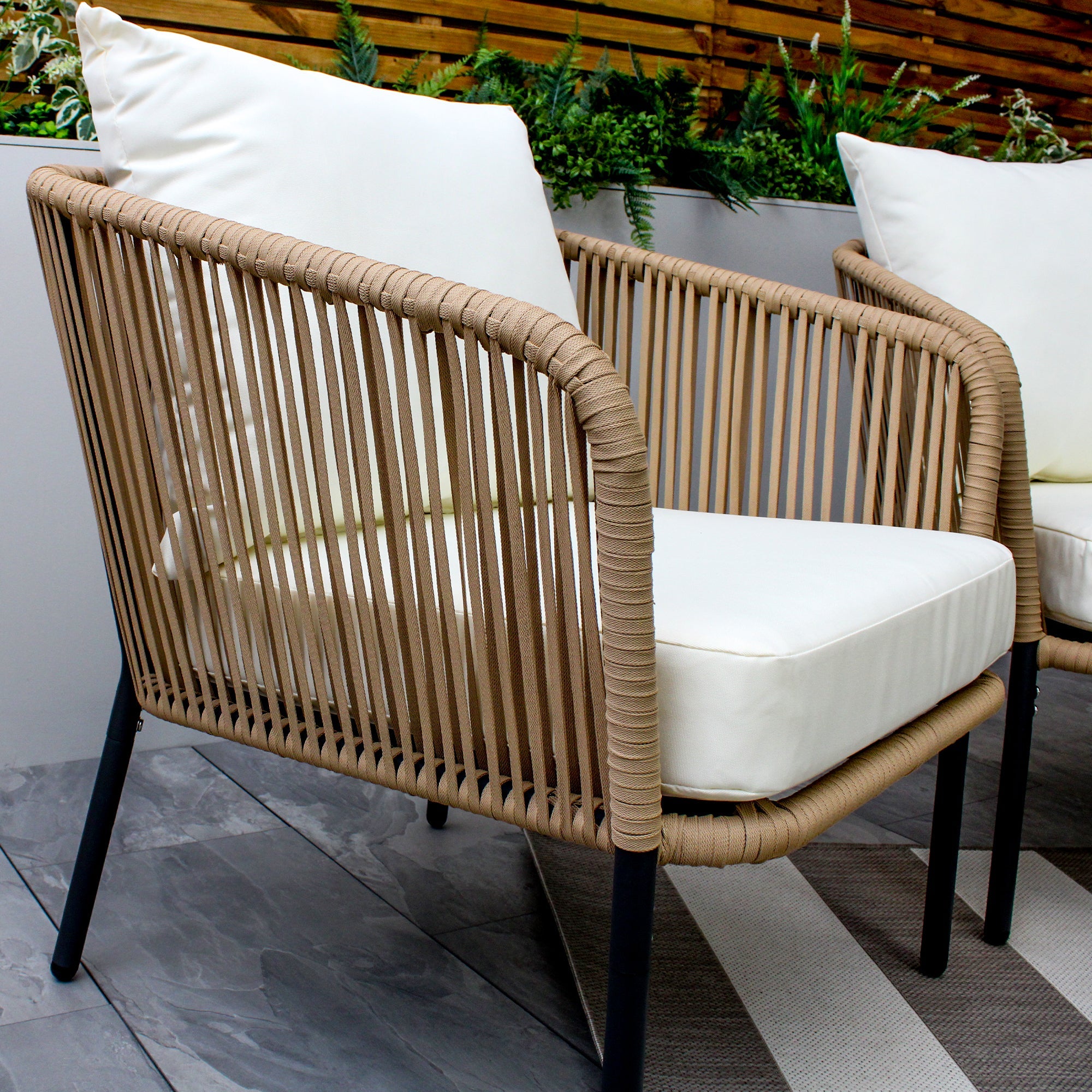 Canapé 5 places Turin beige en aluminium tressé avec coussins crème