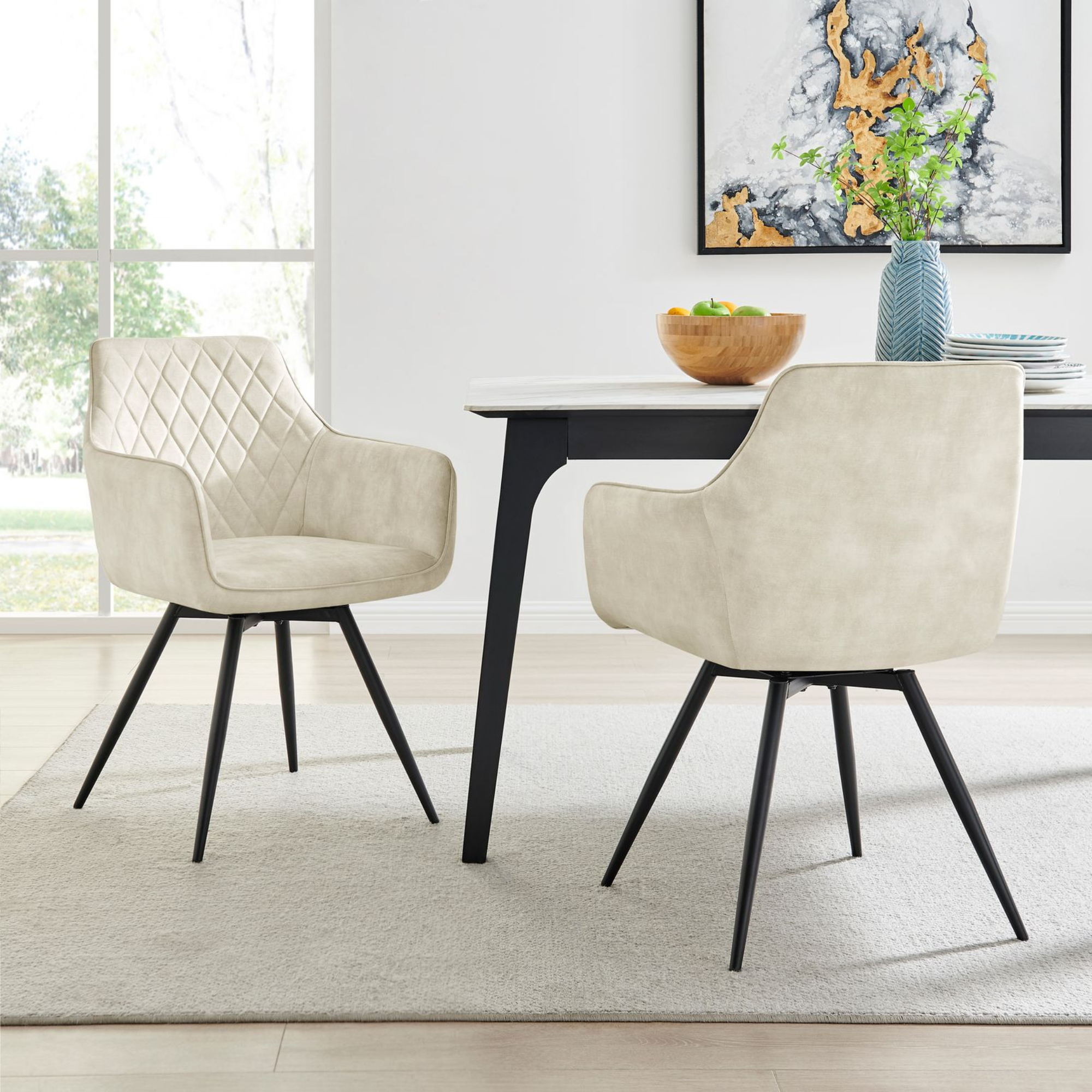 Chaise de salle à manger pivotante Ezra en velours crème avec pieds noirs