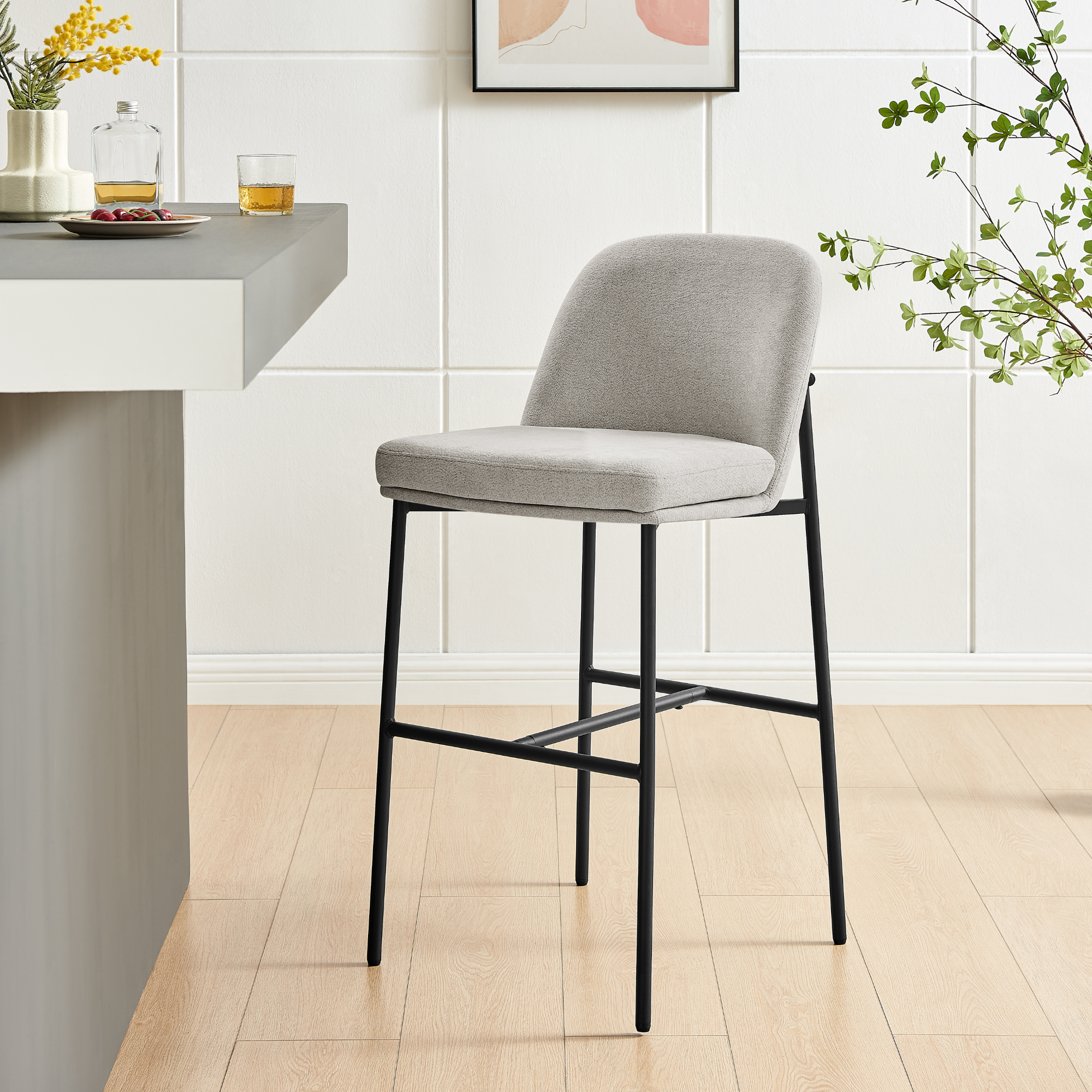Tabouret de bar incurvé Nora en tissu gris clair et cadre noir