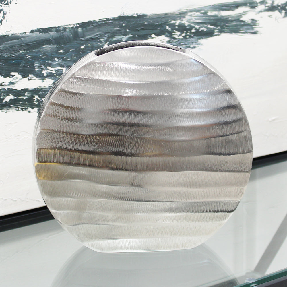 Vase rond en métal argenté avec extérieur texturé