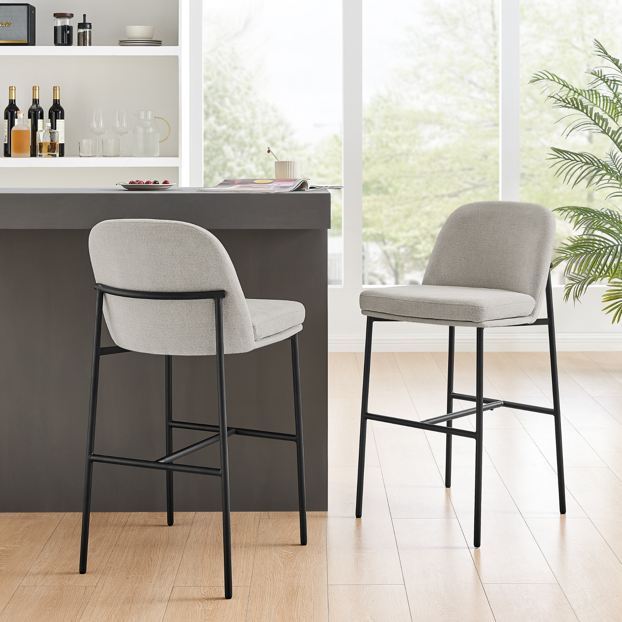 Tabouret de bar incurvé Nora en tissu gris clair et cadre noir