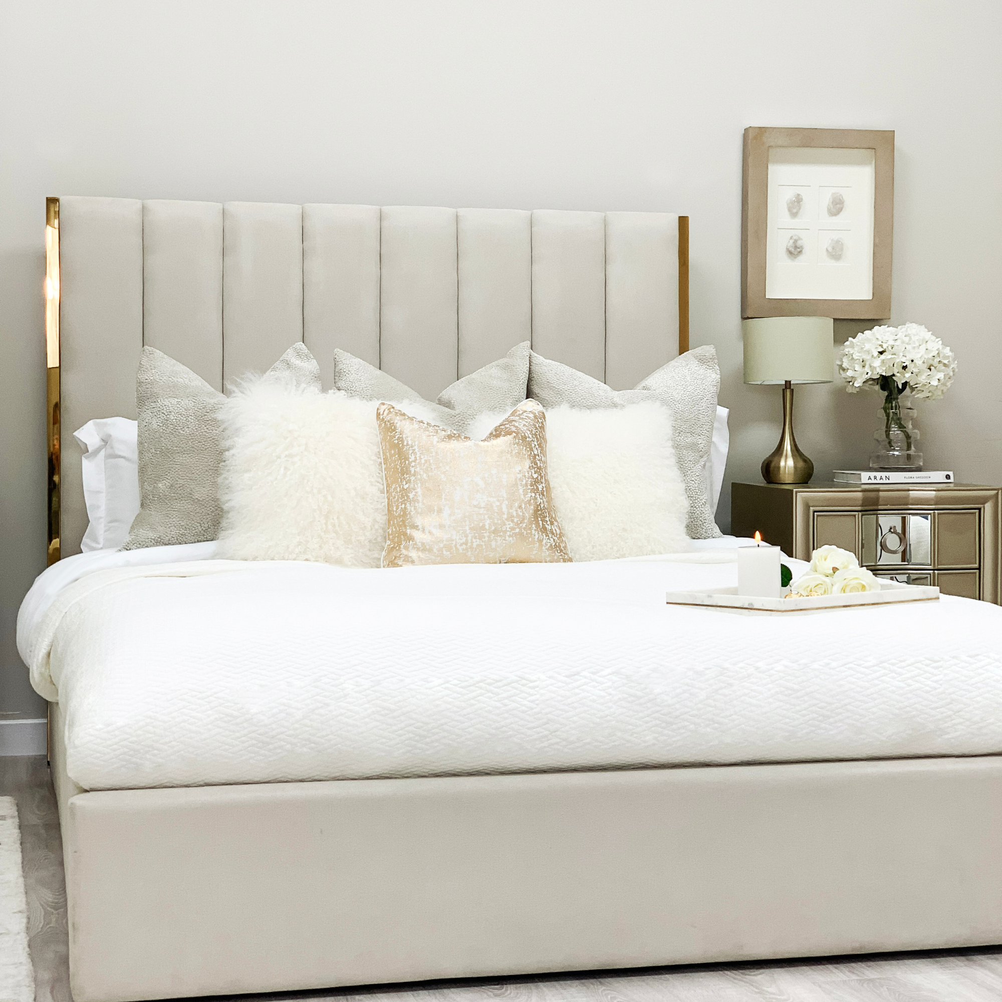 Lit Chloé beige avec bordure en métal doré et rangement ottoman