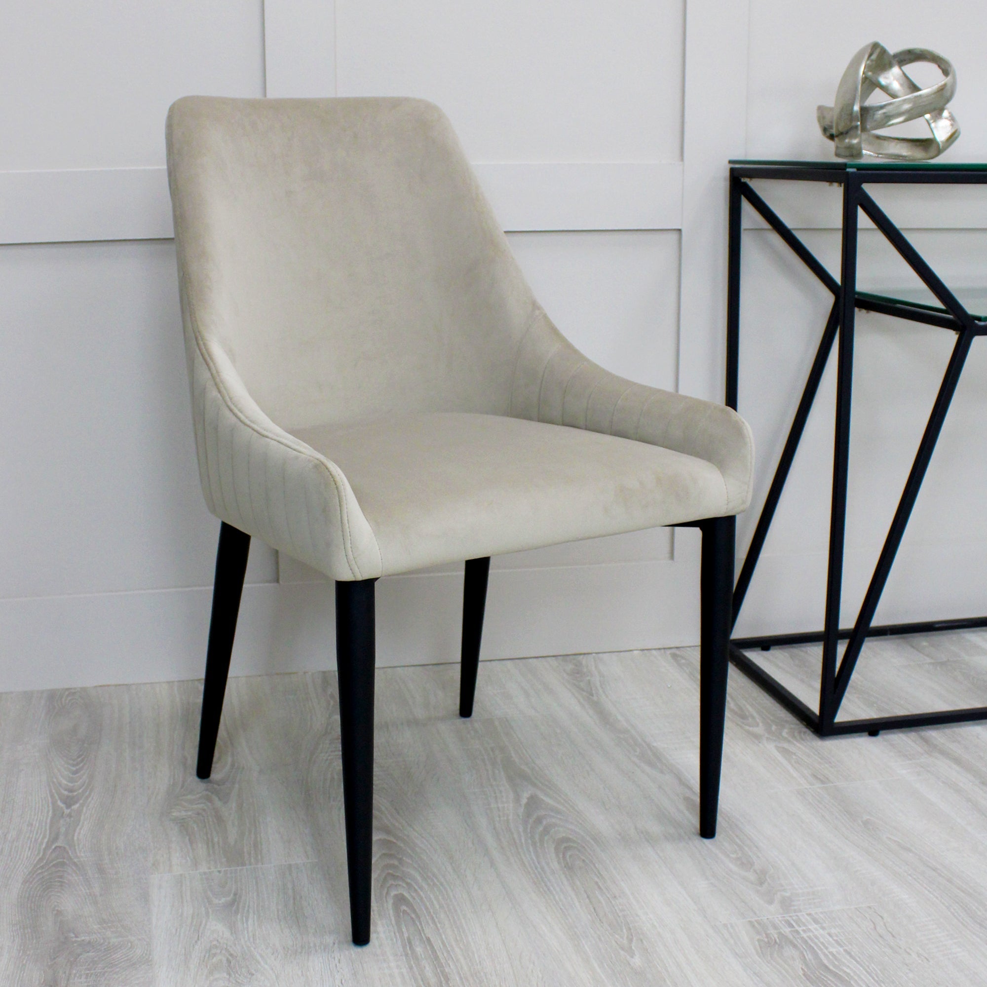 Chaise de salle à manger Vera en velours beige avec pieds noirs