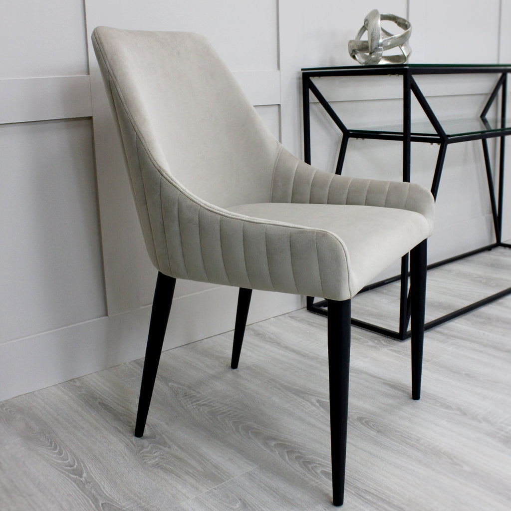 Chaise de salle à manger Vera en velours beige avec pieds noirs