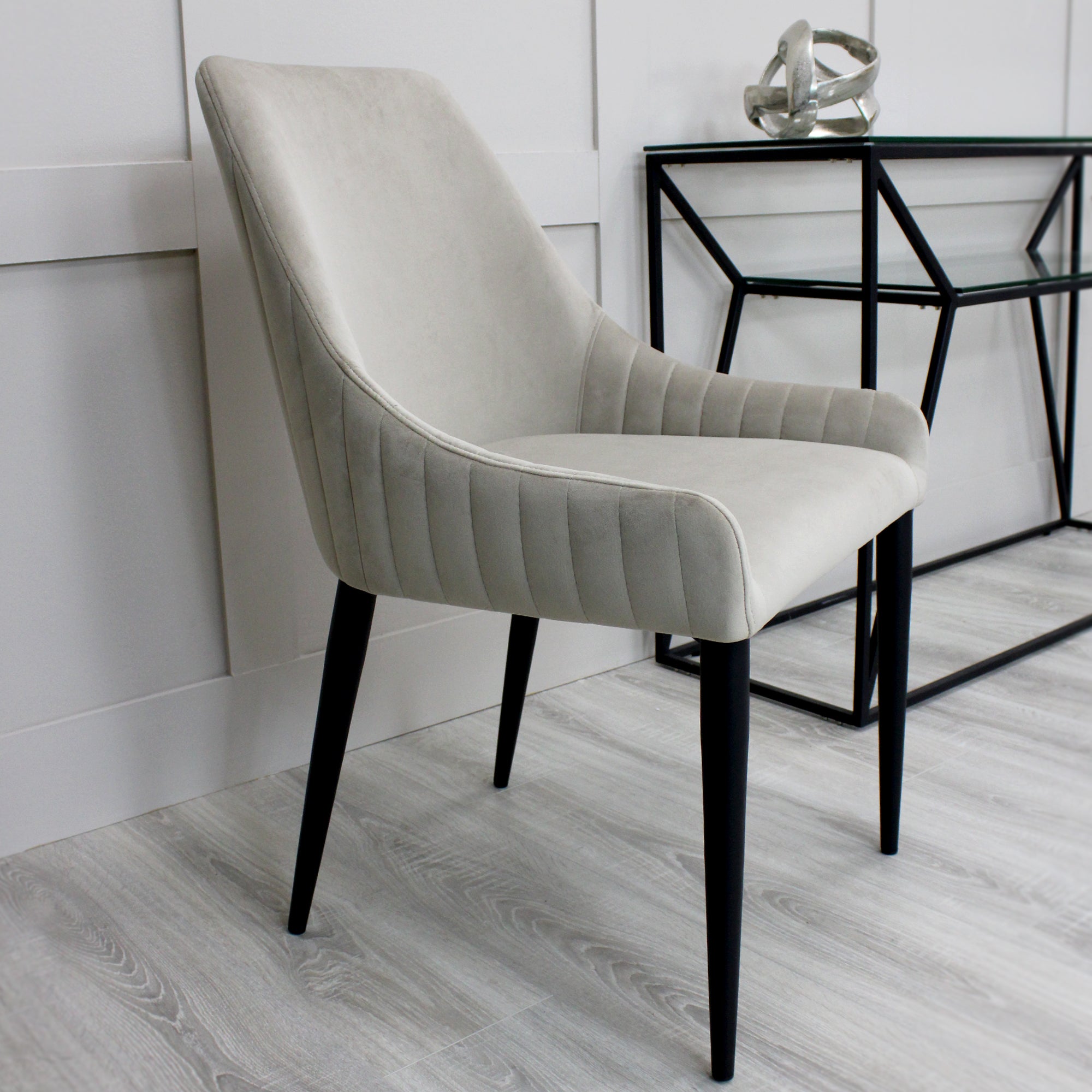 Chaise de salle à manger Vera en velours beige avec pieds noirs