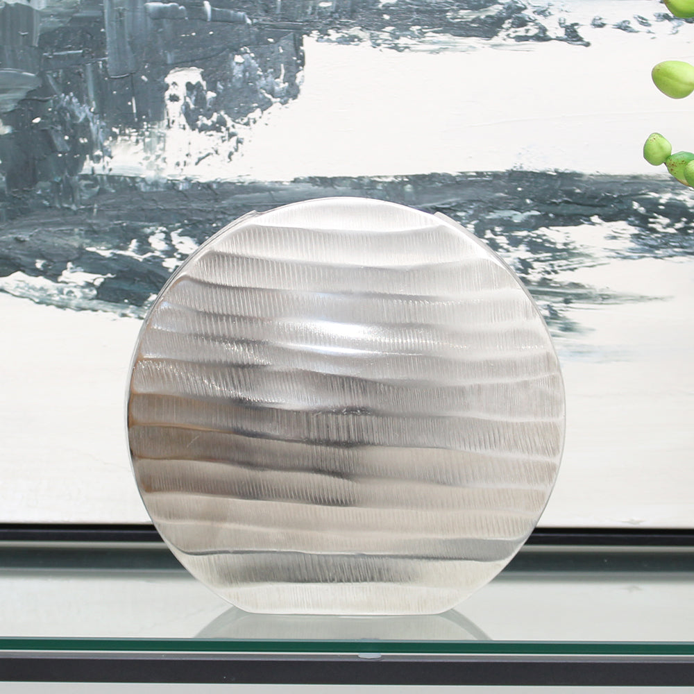 Vase rond en métal argenté avec extérieur texturé