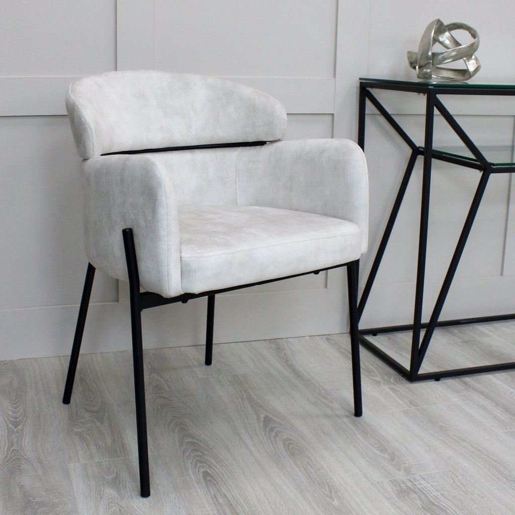 Chaise de salle à manger Liang en velours crème avec cadre noir