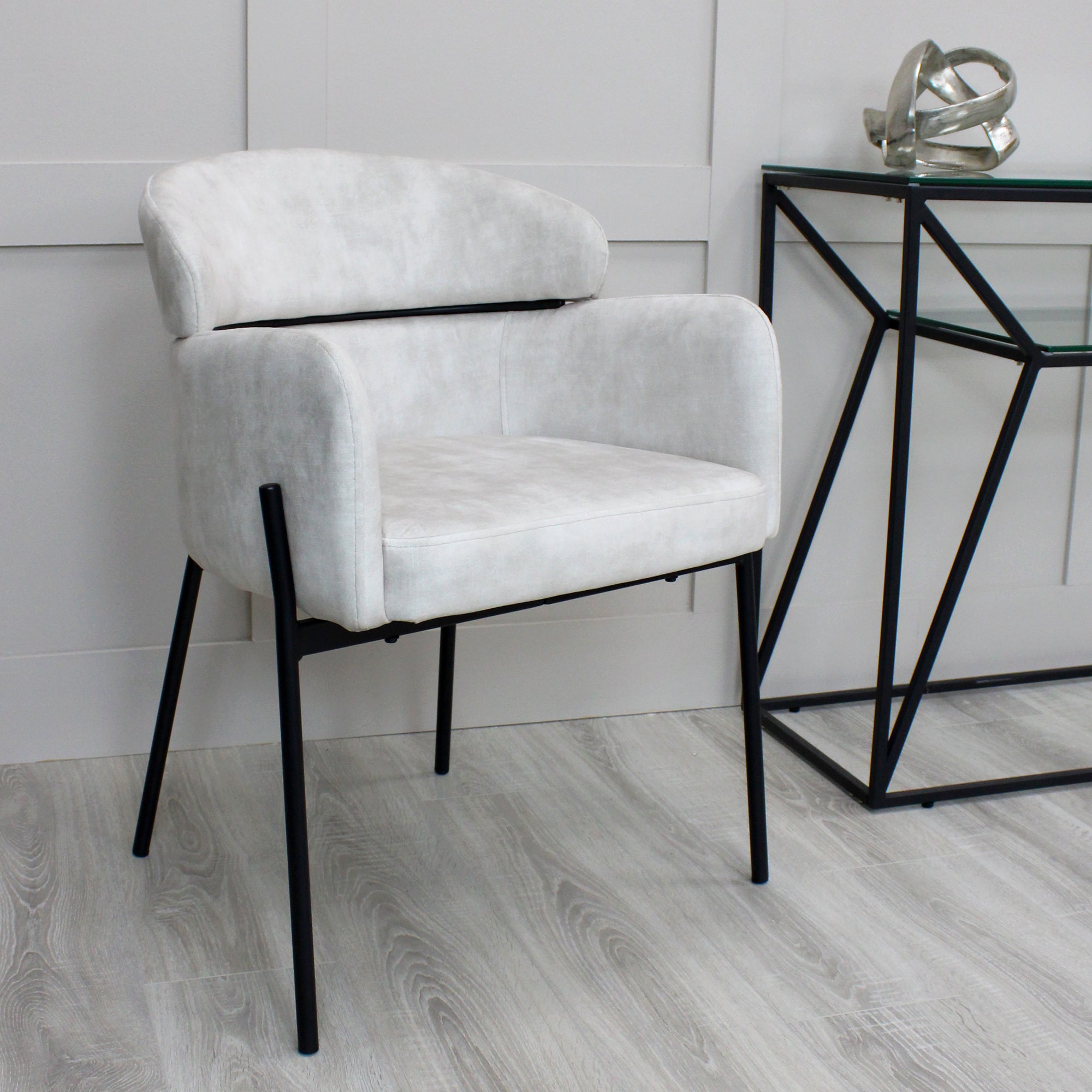 Chaise de salle à manger Liang en velours crème avec cadre noir
