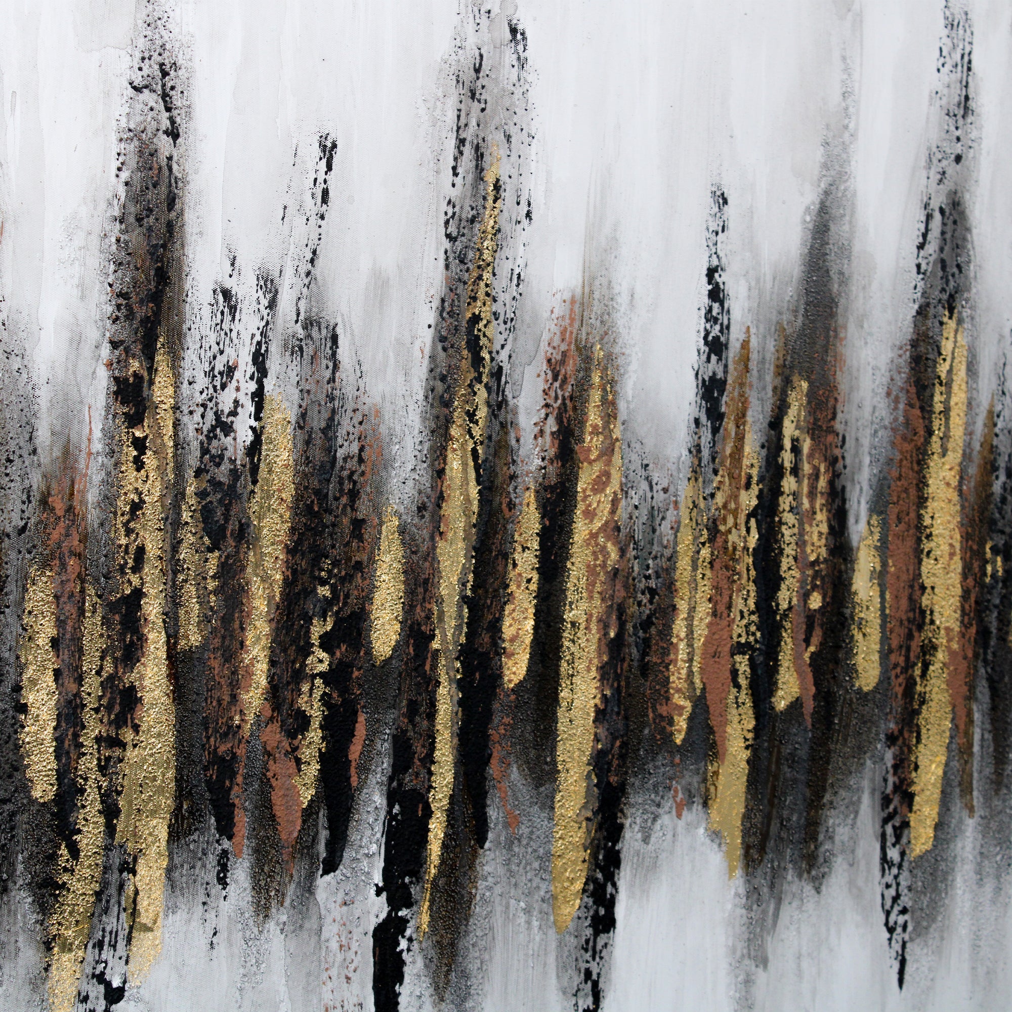 Art mural au pinceau blanc et noir avec des accents dorés et un cadre noir