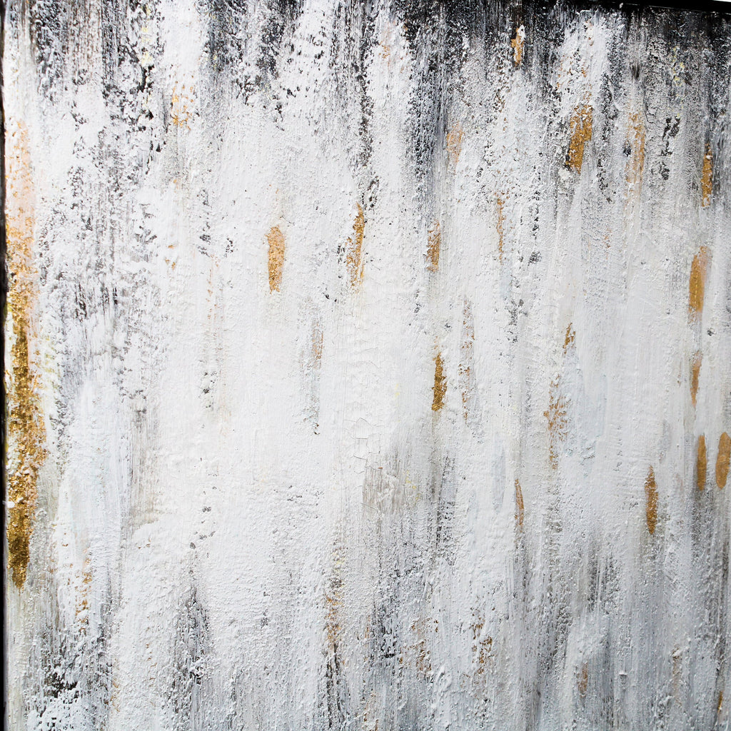 Décoration murale blanche et noire délavée avec des accents dorés et un cadre noir
