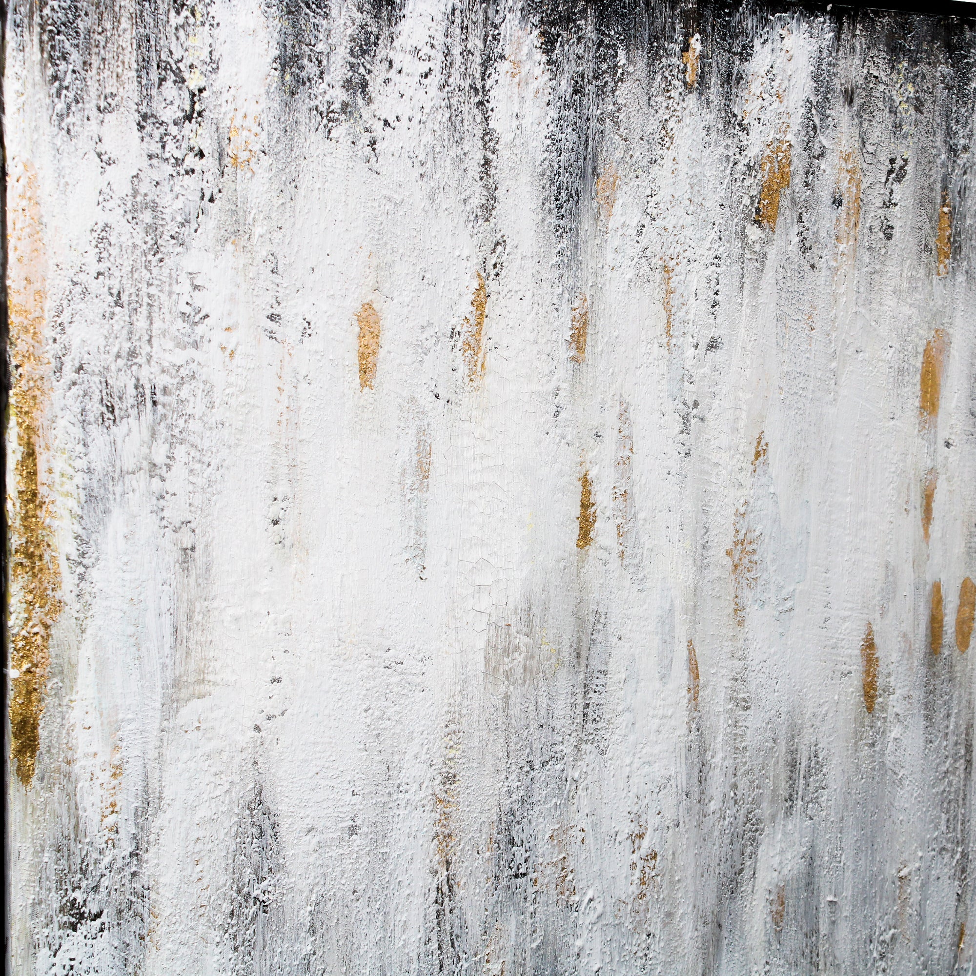 Décoration murale blanche et noire délavée avec des accents dorés et un cadre noir