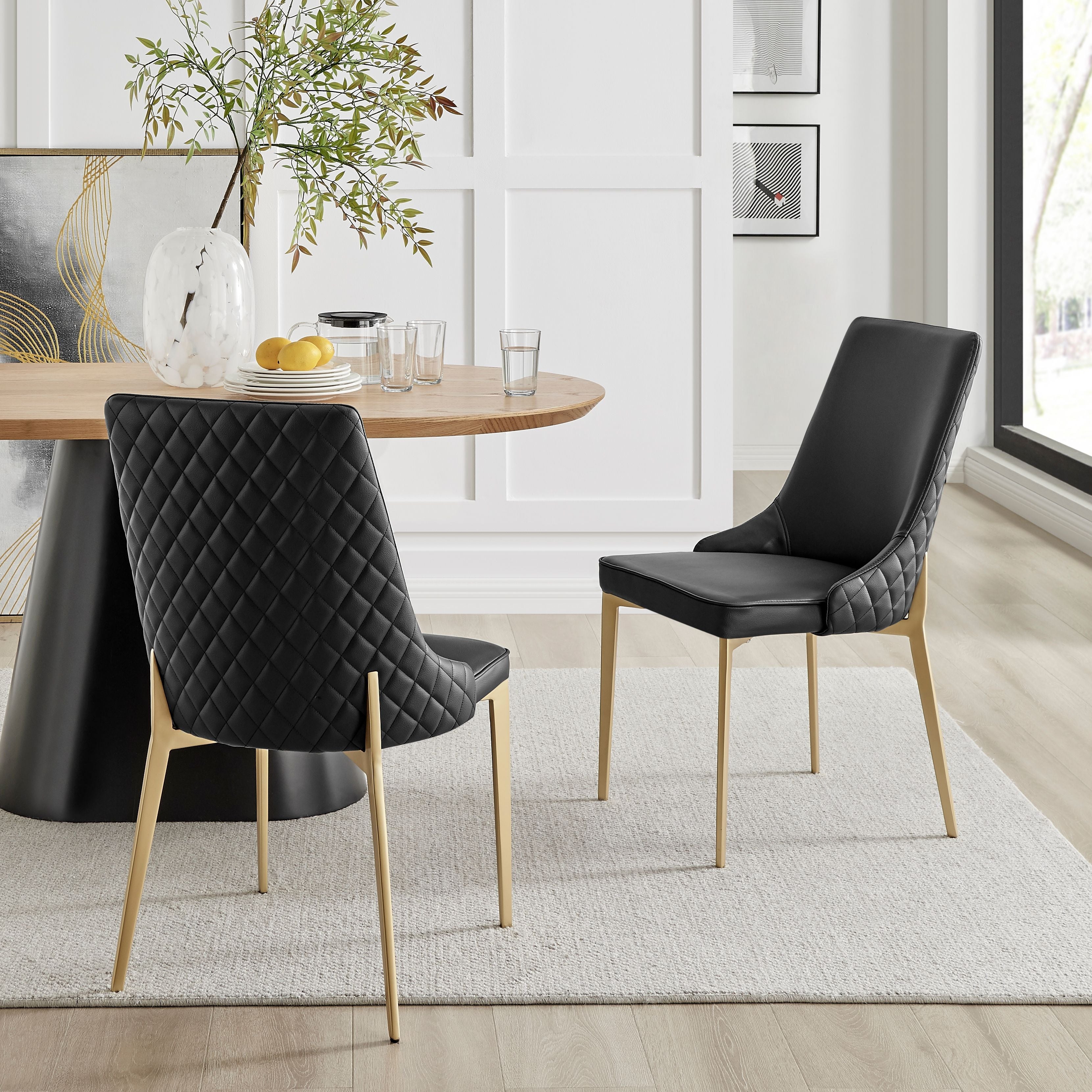 Table extensible en céramique noire effet marbre avec 4 chaises en similicuir noir