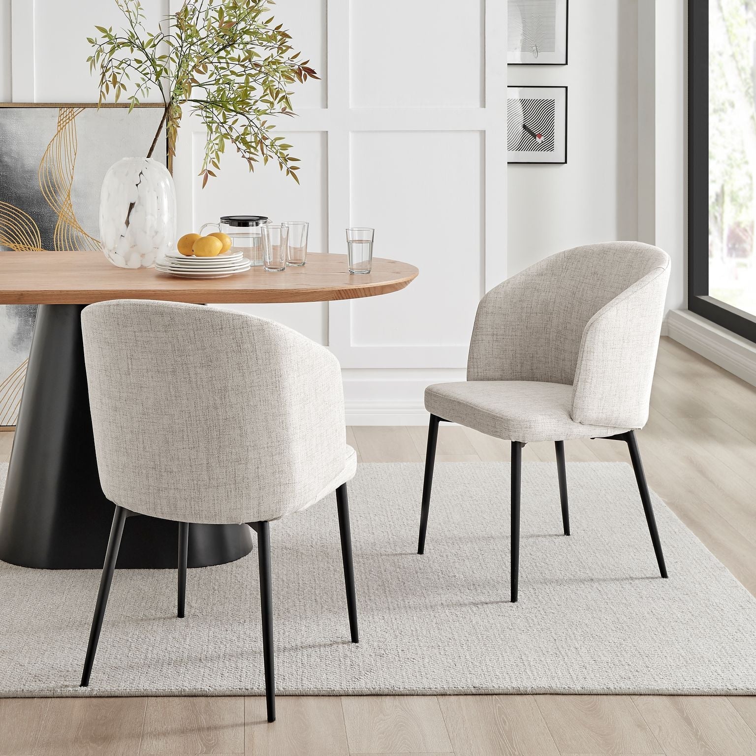 Chaise de salle à manger incurvée Capri en lin ivoire et gris clair avec pieds noirs