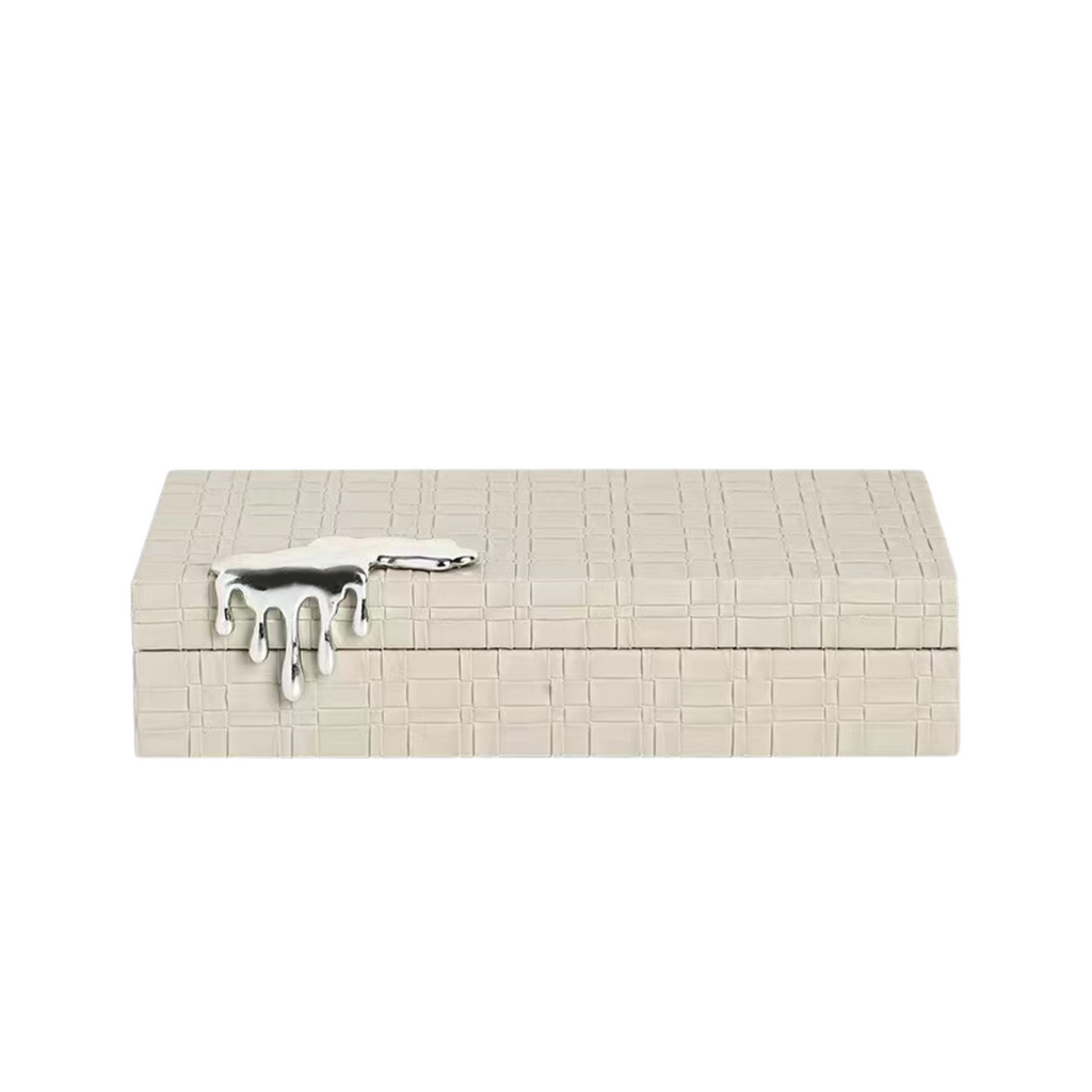 Petite boîte à bijoux en similicuir crème avec boucle effet goutte