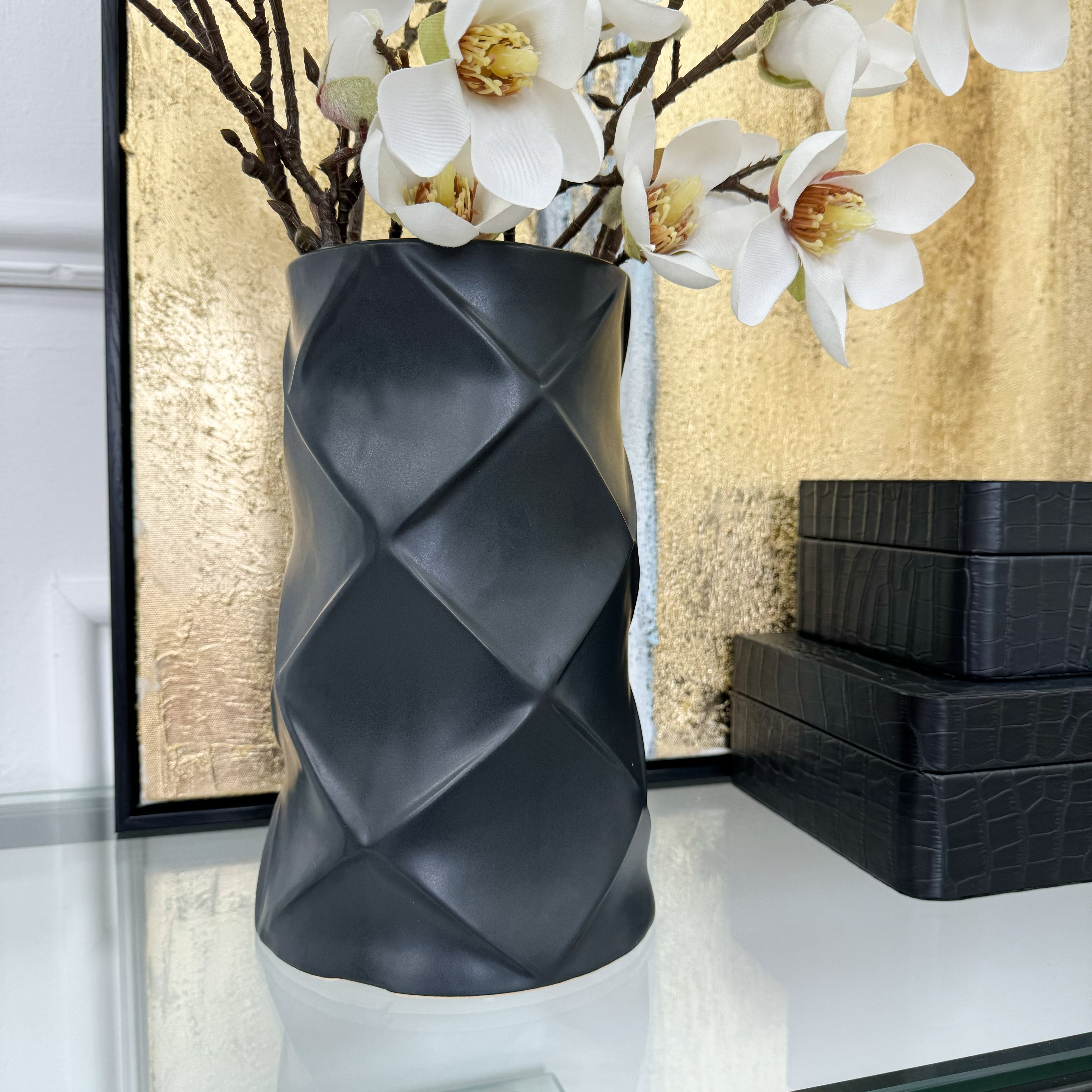 Vase rond en céramique noire effet diamant