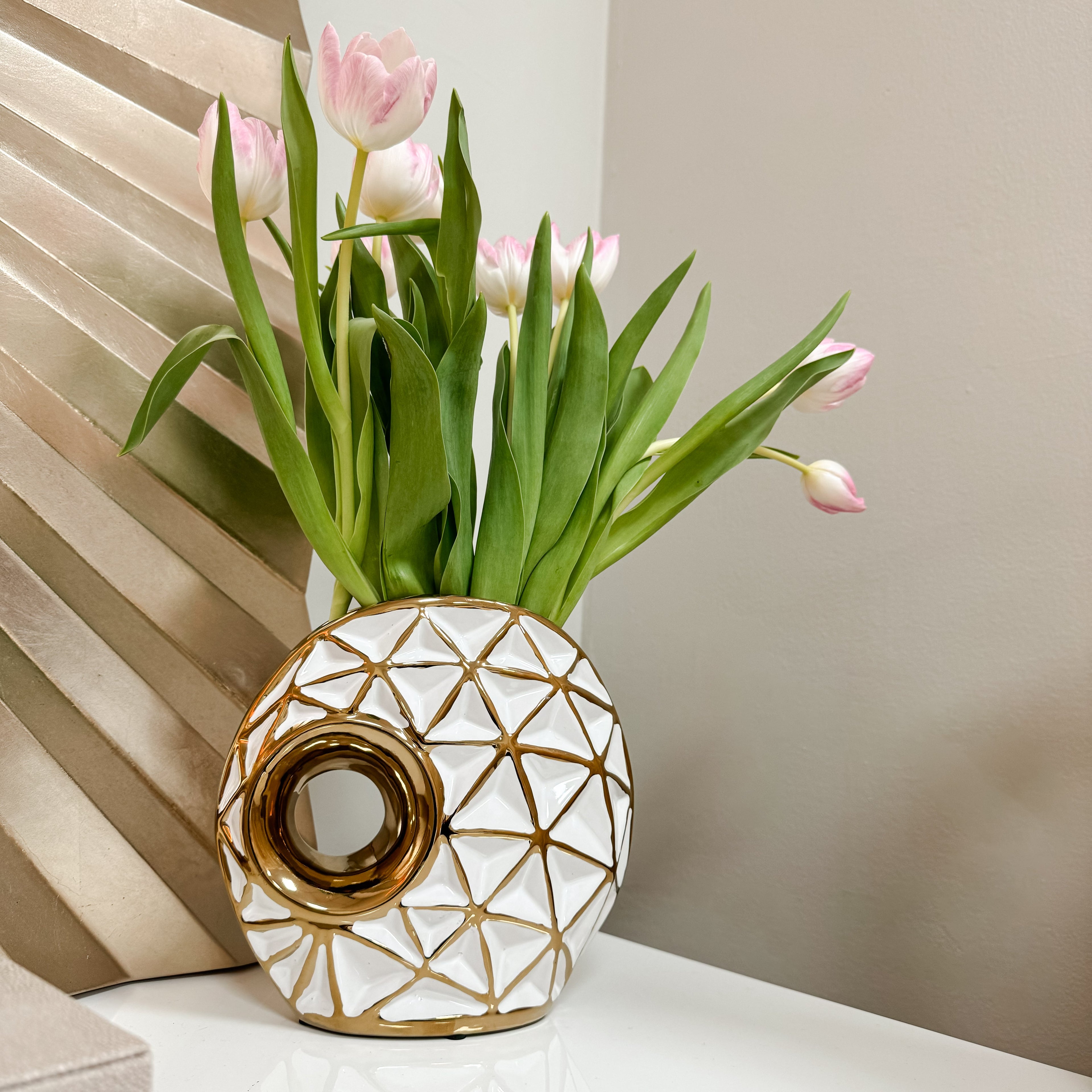 Petit vase rond avec détail en trou de serrure