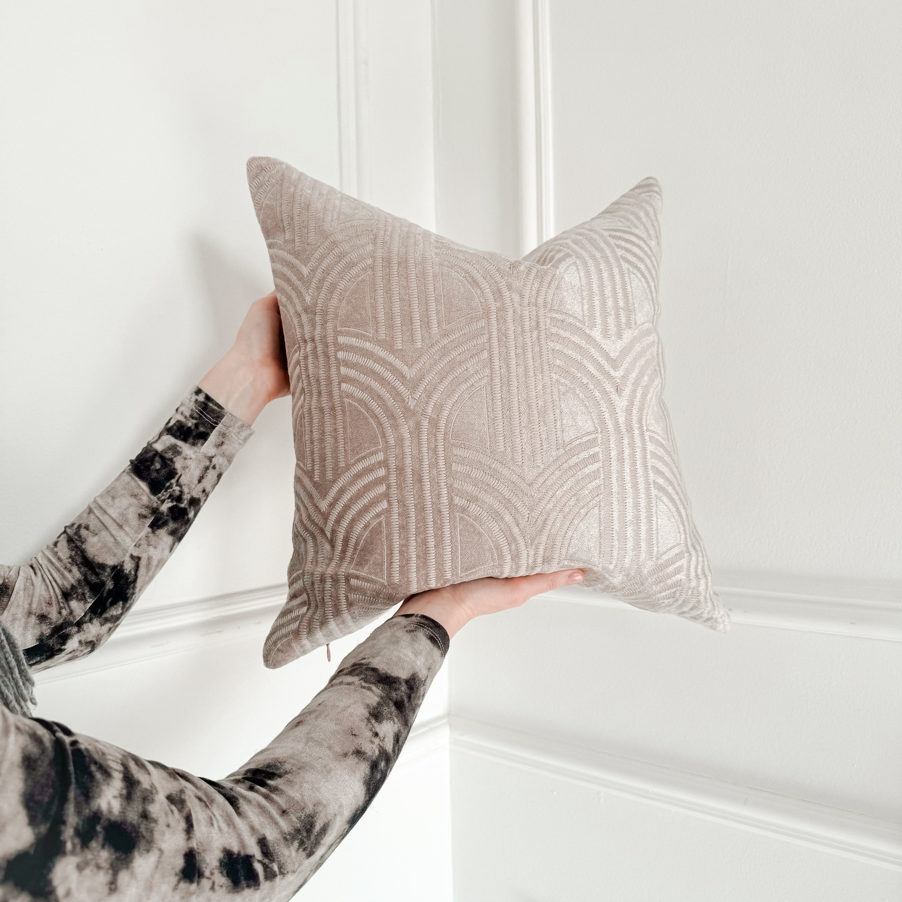 Coussin d'arche en velours champagne Malini