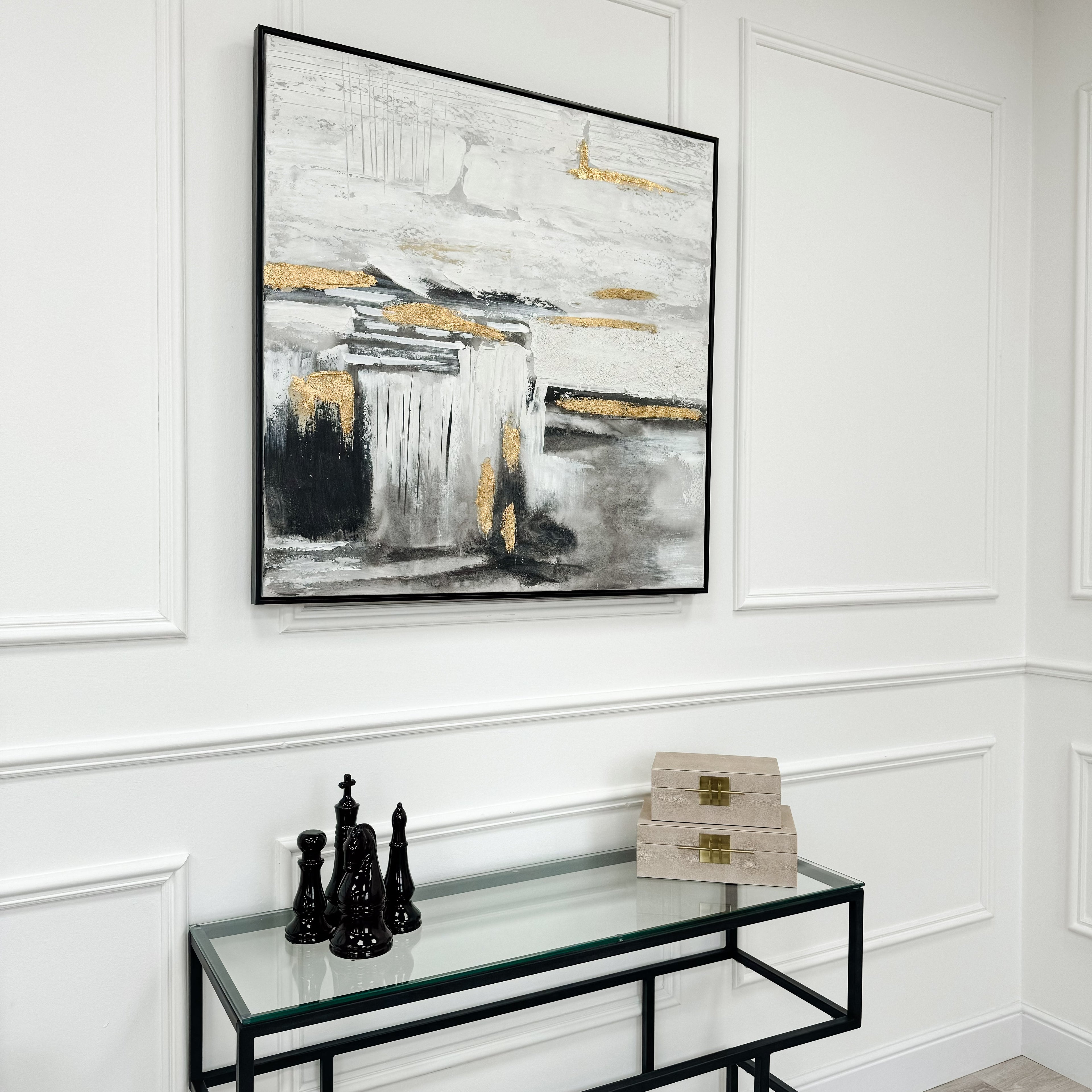 Toile contrastée claire et foncée avec des accents dorés et un cadre noir