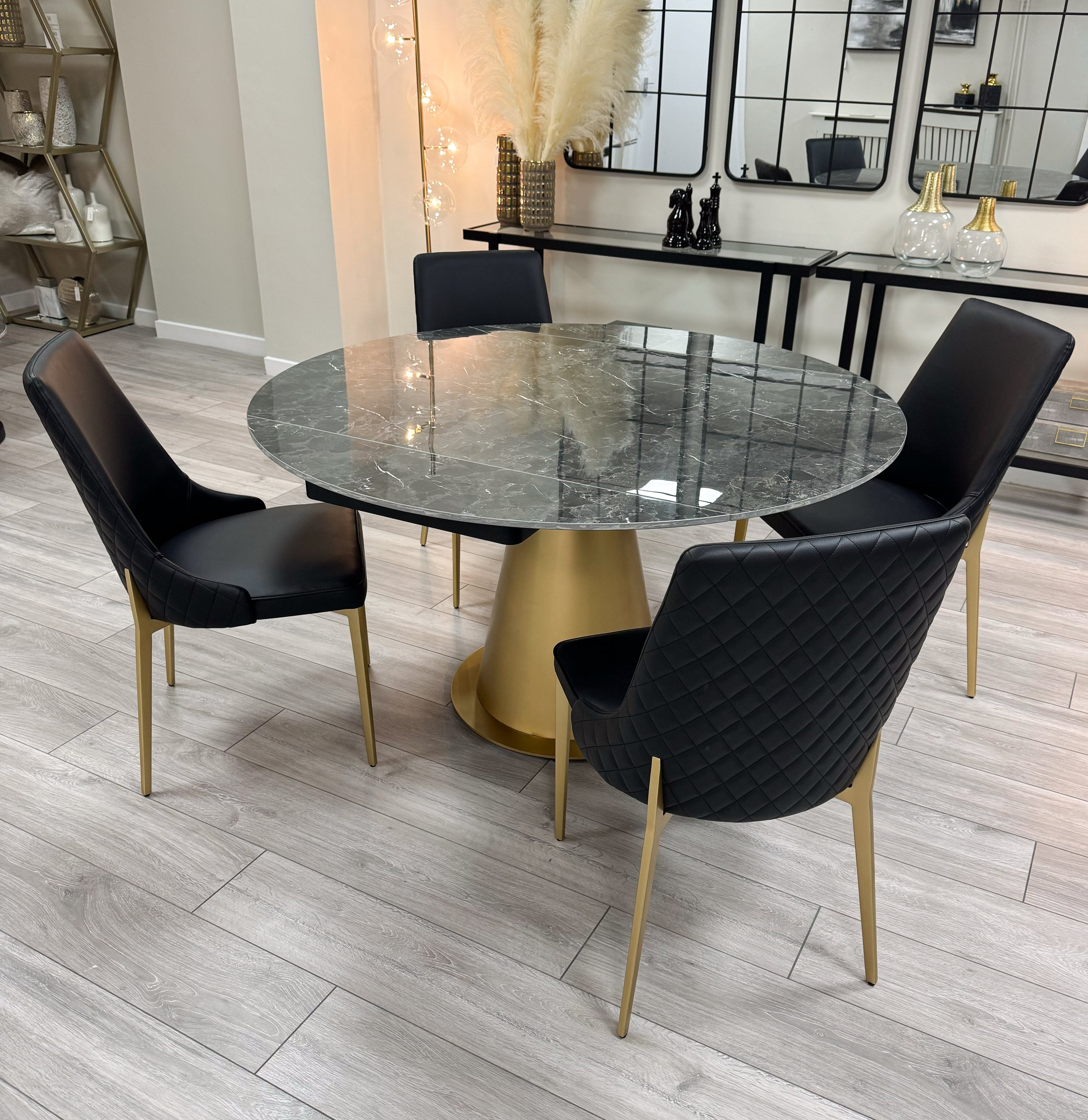 Table extensible en céramique noire effet marbre avec 4 chaises en similicuir noir