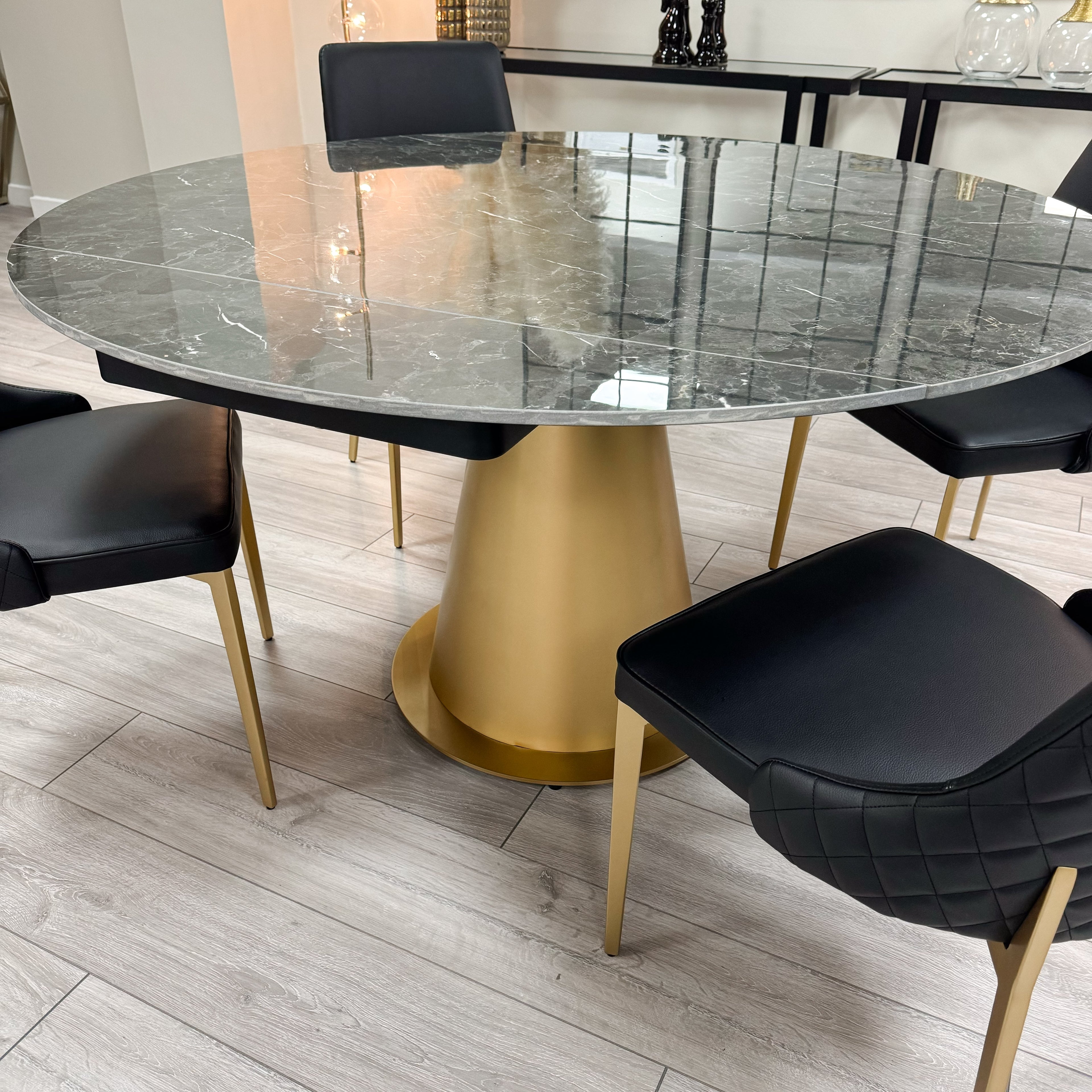 Table extensible en céramique noire effet marbre avec 4 chaises en similicuir noir