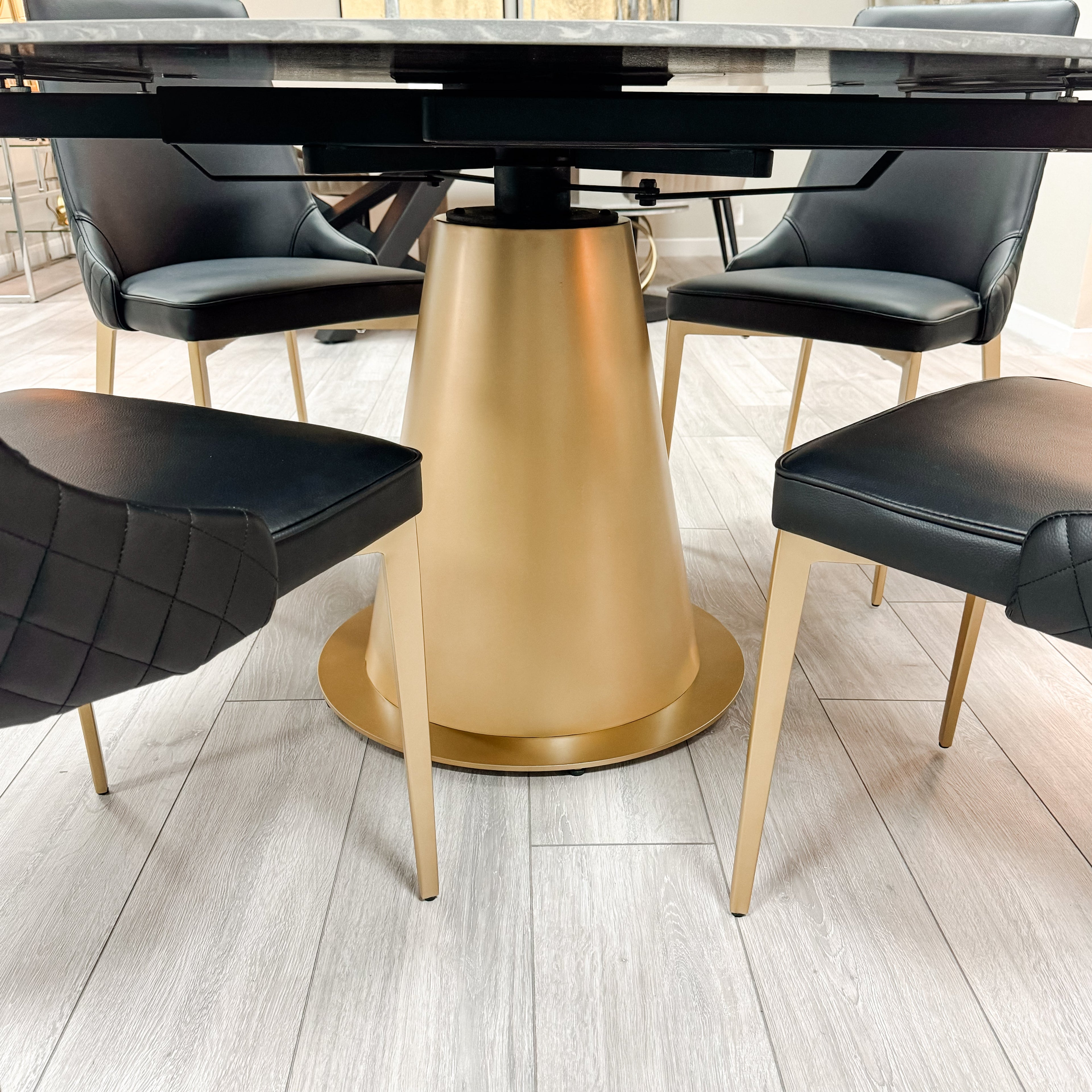 Table extensible en céramique noire effet marbre avec 4 chaises en similicuir noir
