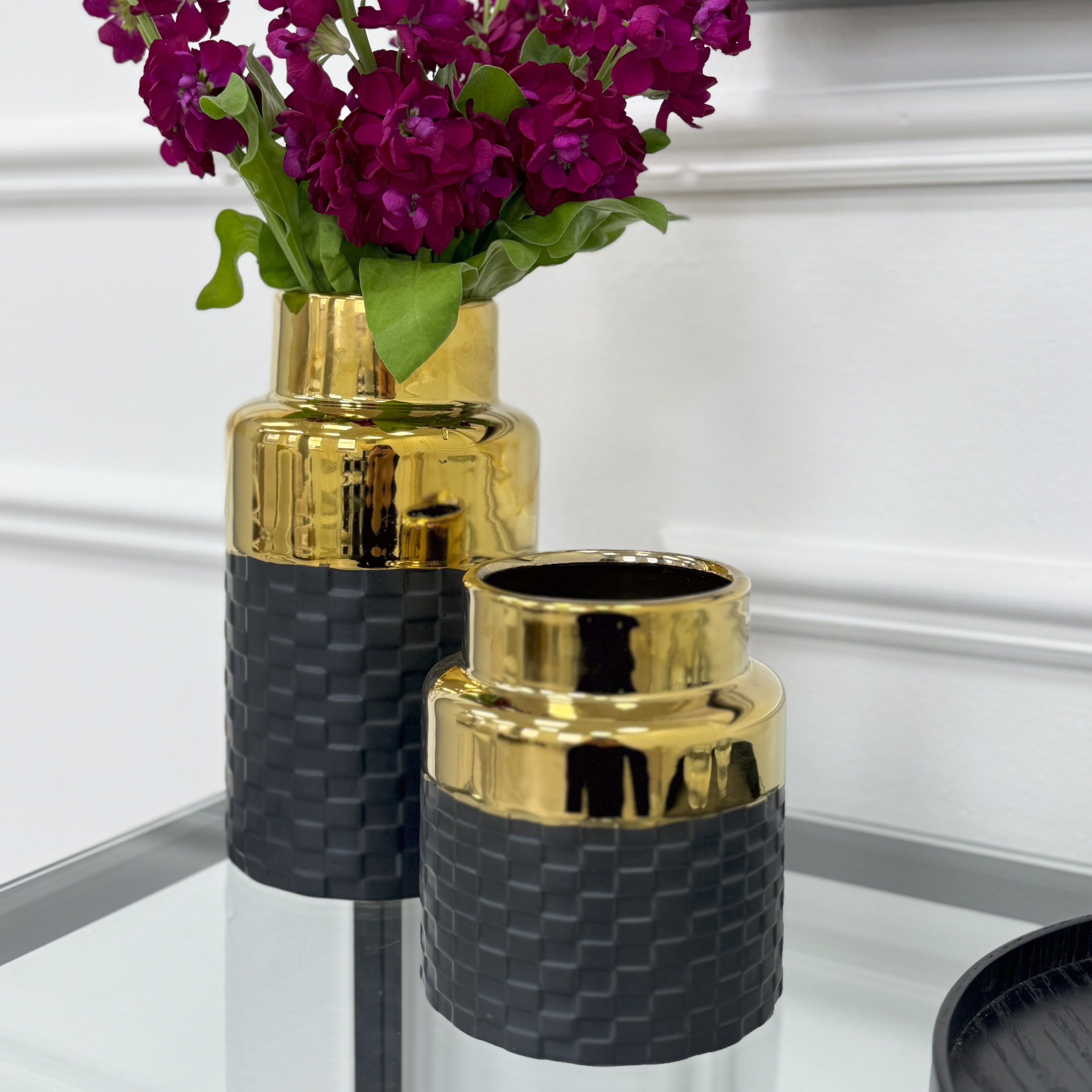 Petit vase rond texturé noir et doré