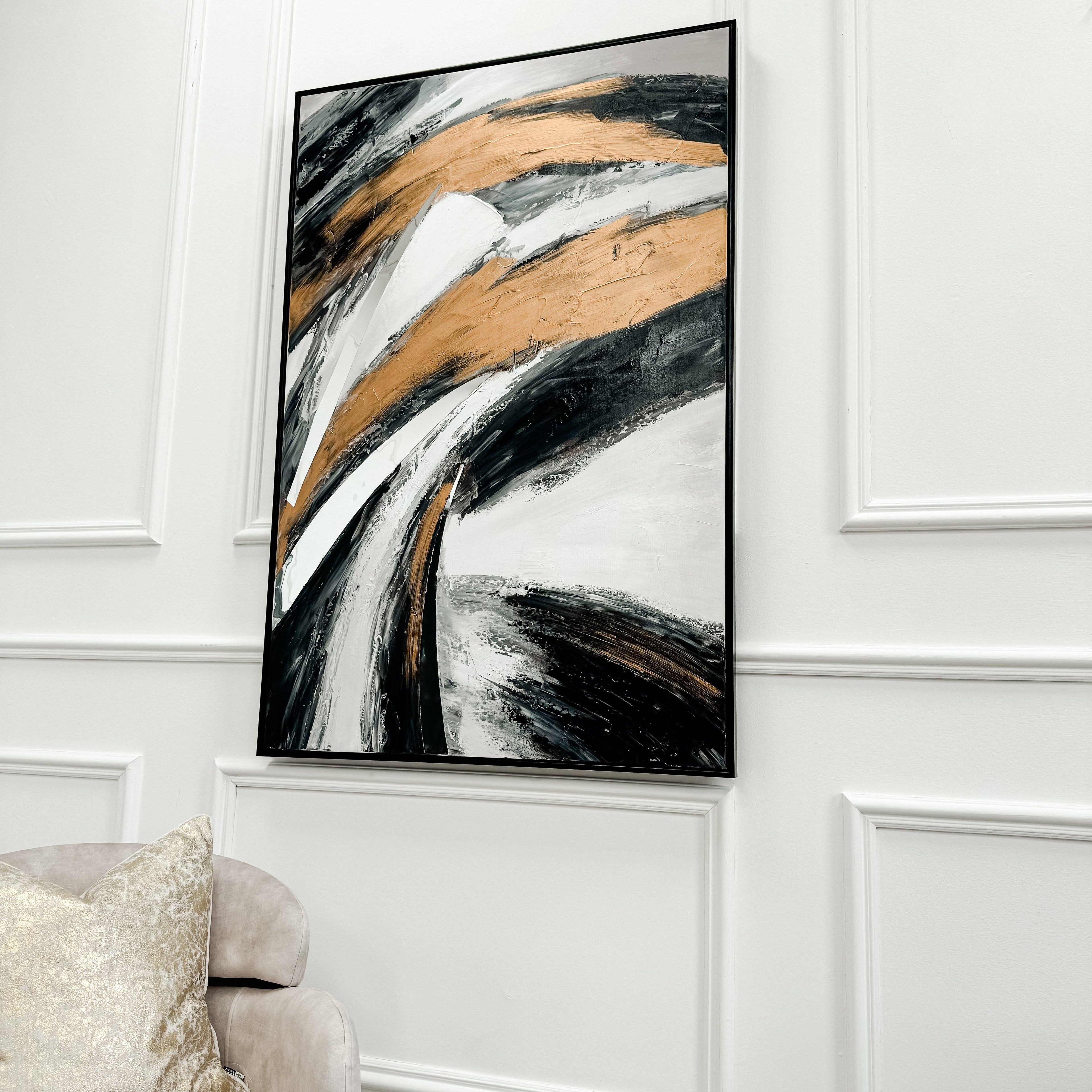 Toile abstraite aux tons monochromes et aux accents dorés audacieux