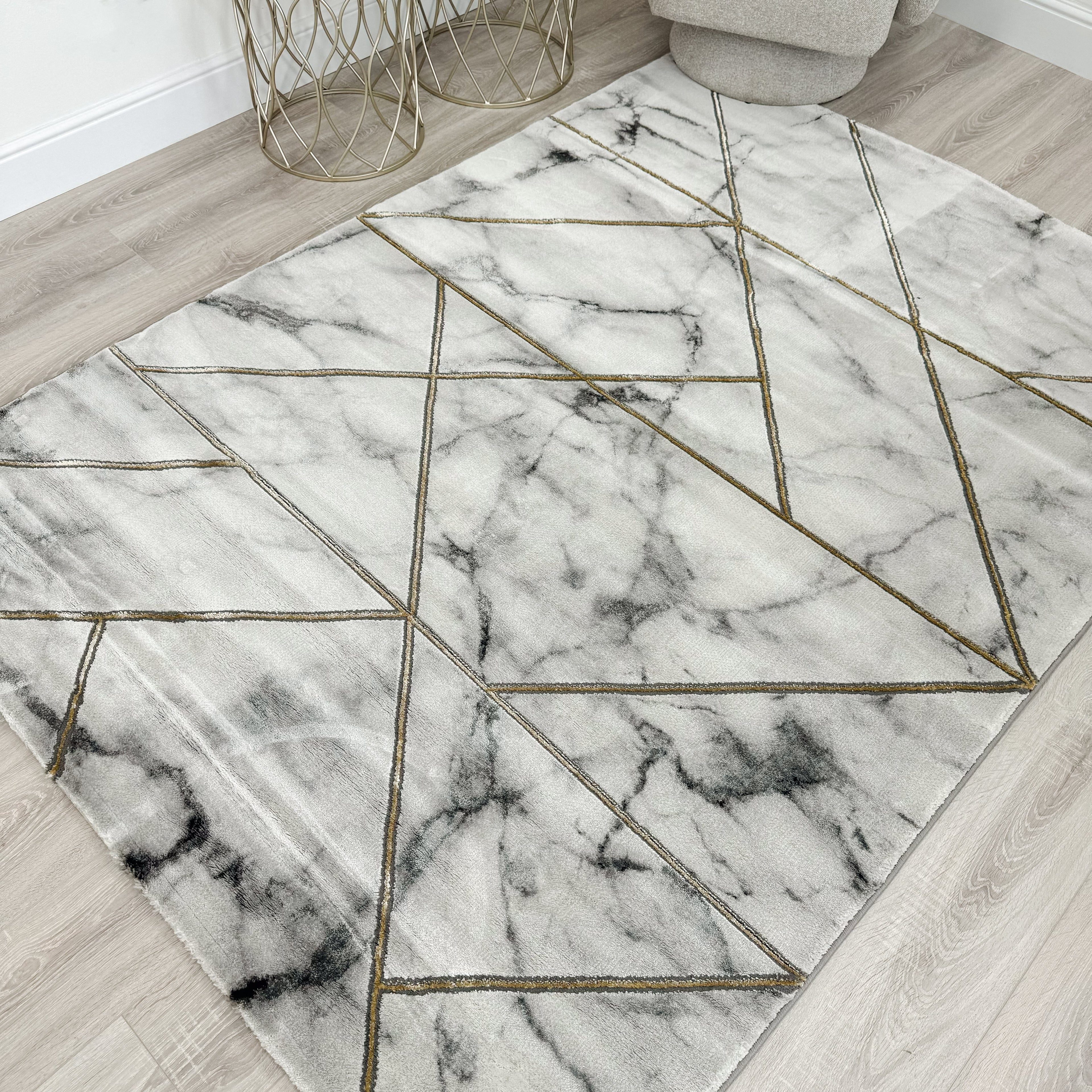 Tapis géométrique effet marbre gris clair et doré 160 x 220