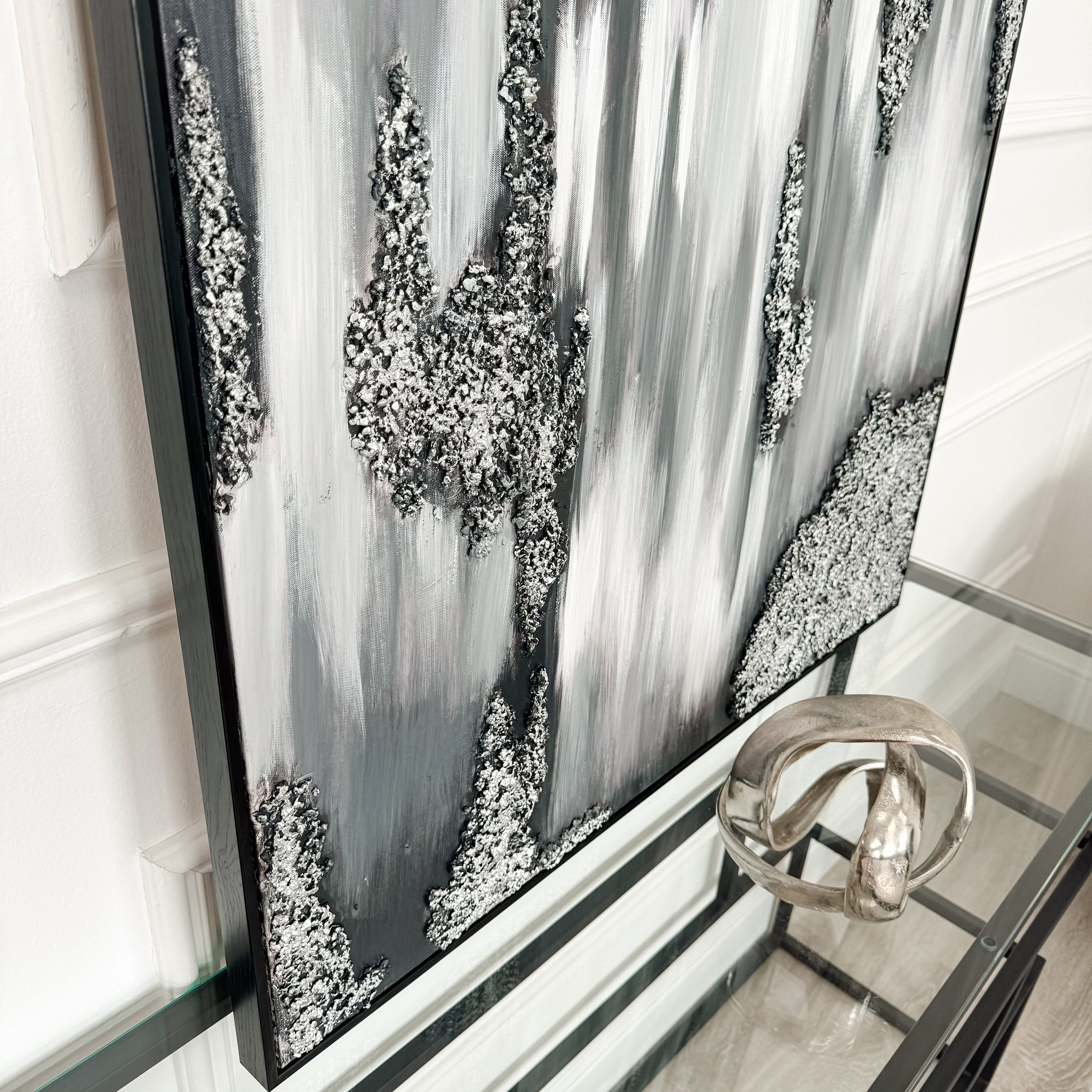 Toile monochrome abstraite avec détails mélangés et cadre noir