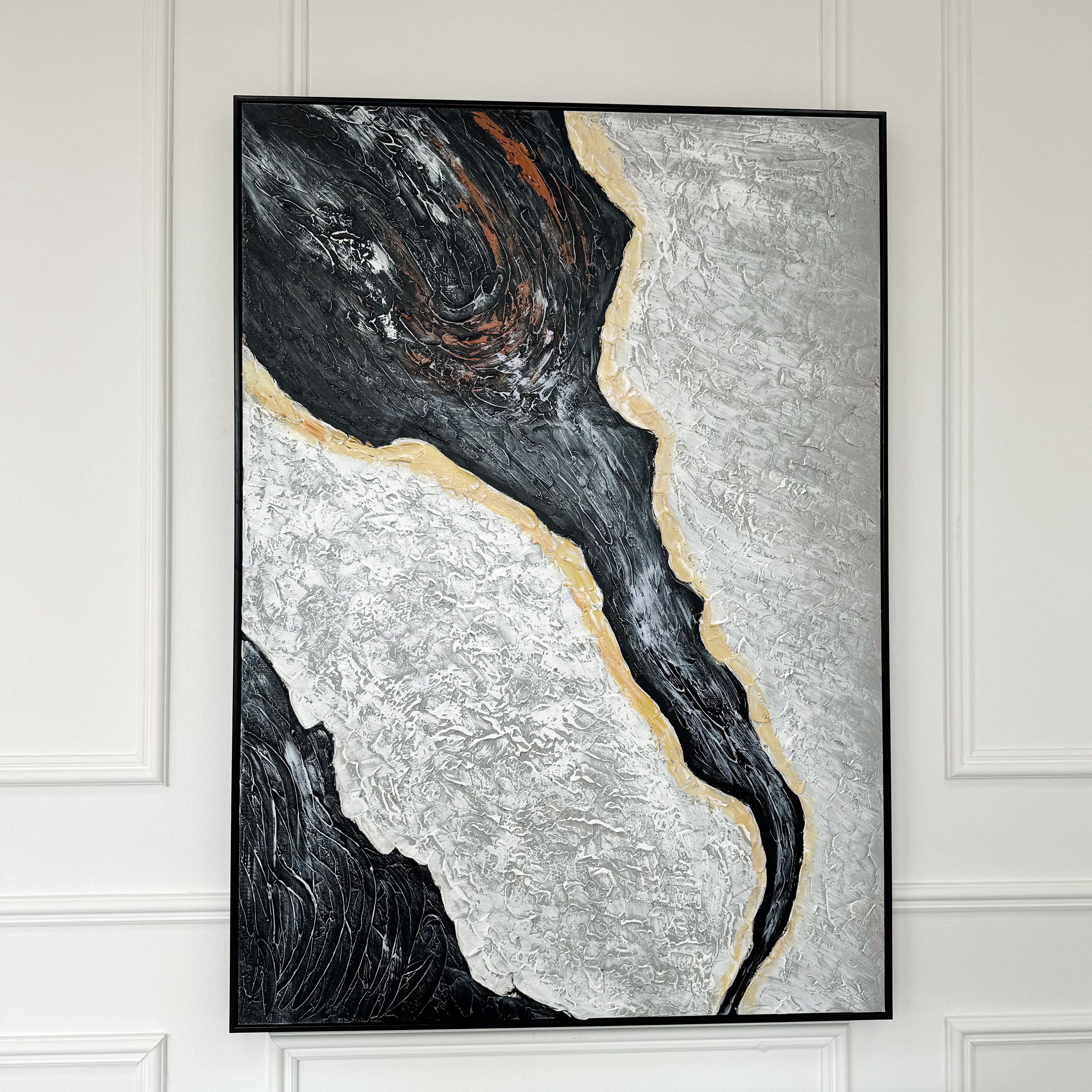 Toile abstraite noire et grise avec des accents lumineux et un cadre noir