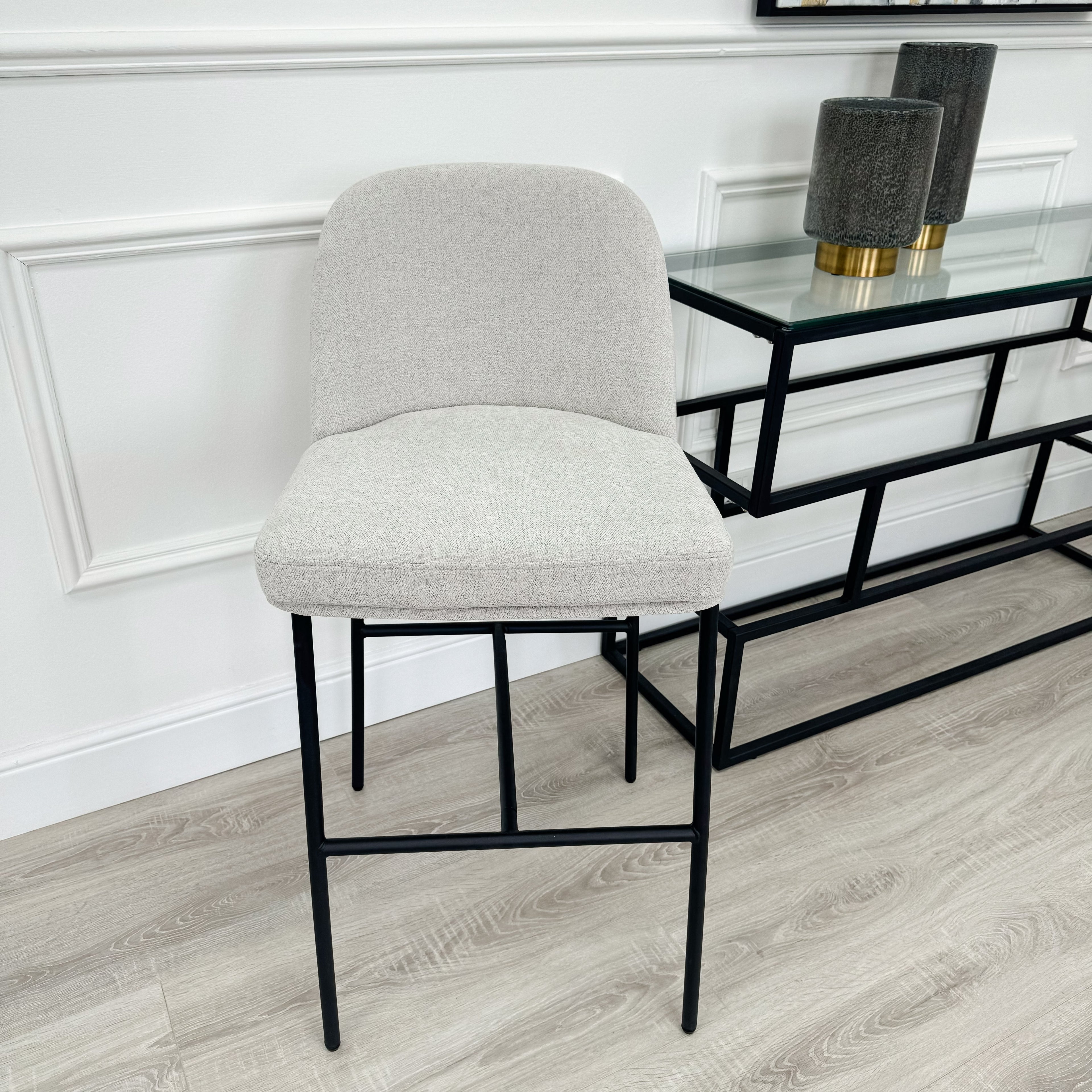 Tabouret de bar incurvé Nora en tissu gris clair et cadre noir