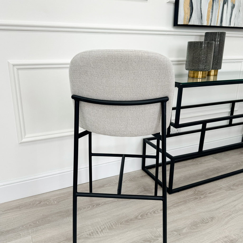 Tabouret de bar incurvé Nora en tissu gris clair et cadre noir