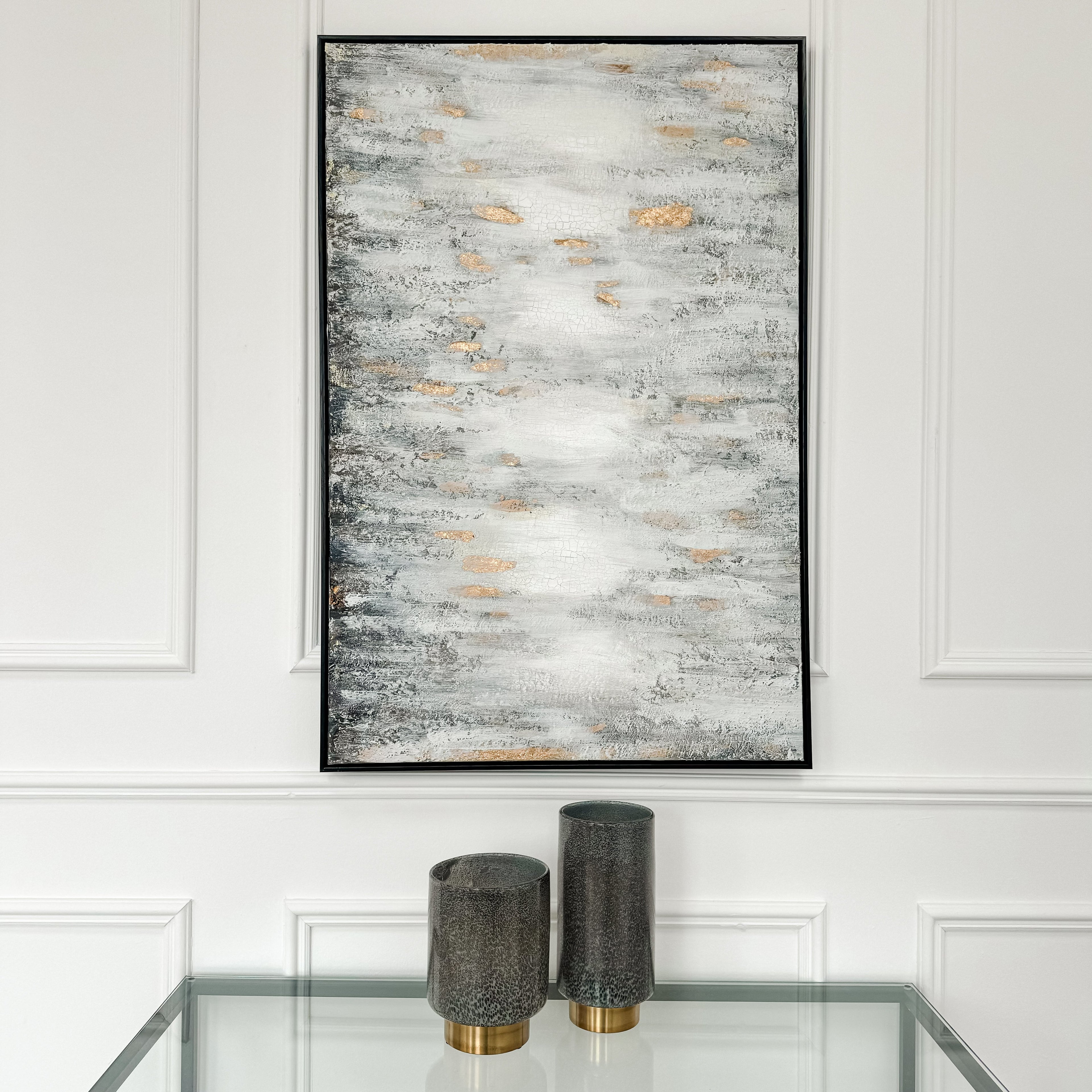 Décoration murale blanche et noire délavée avec des accents dorés et un cadre noir