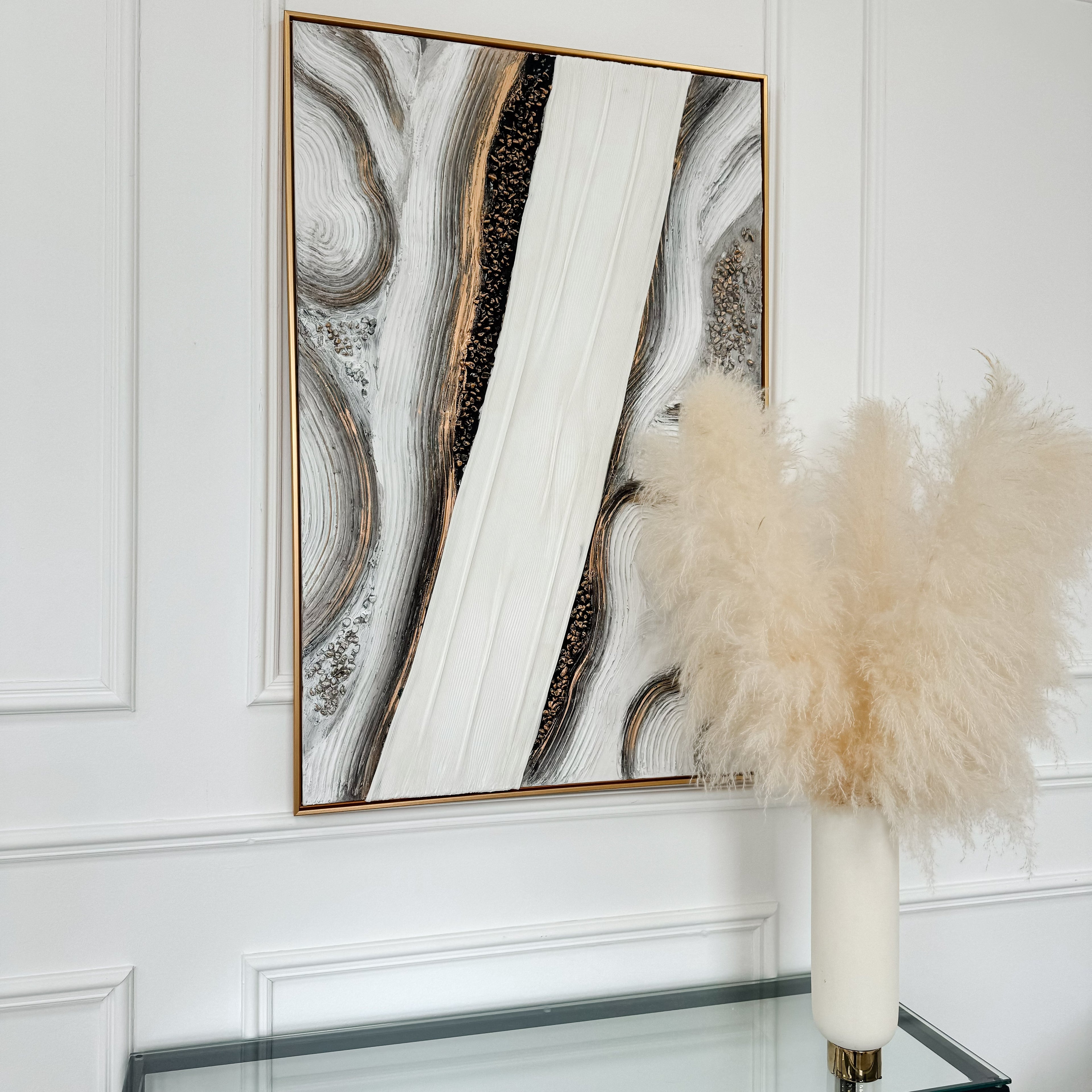 Toile neutre et noire avec cadre doré