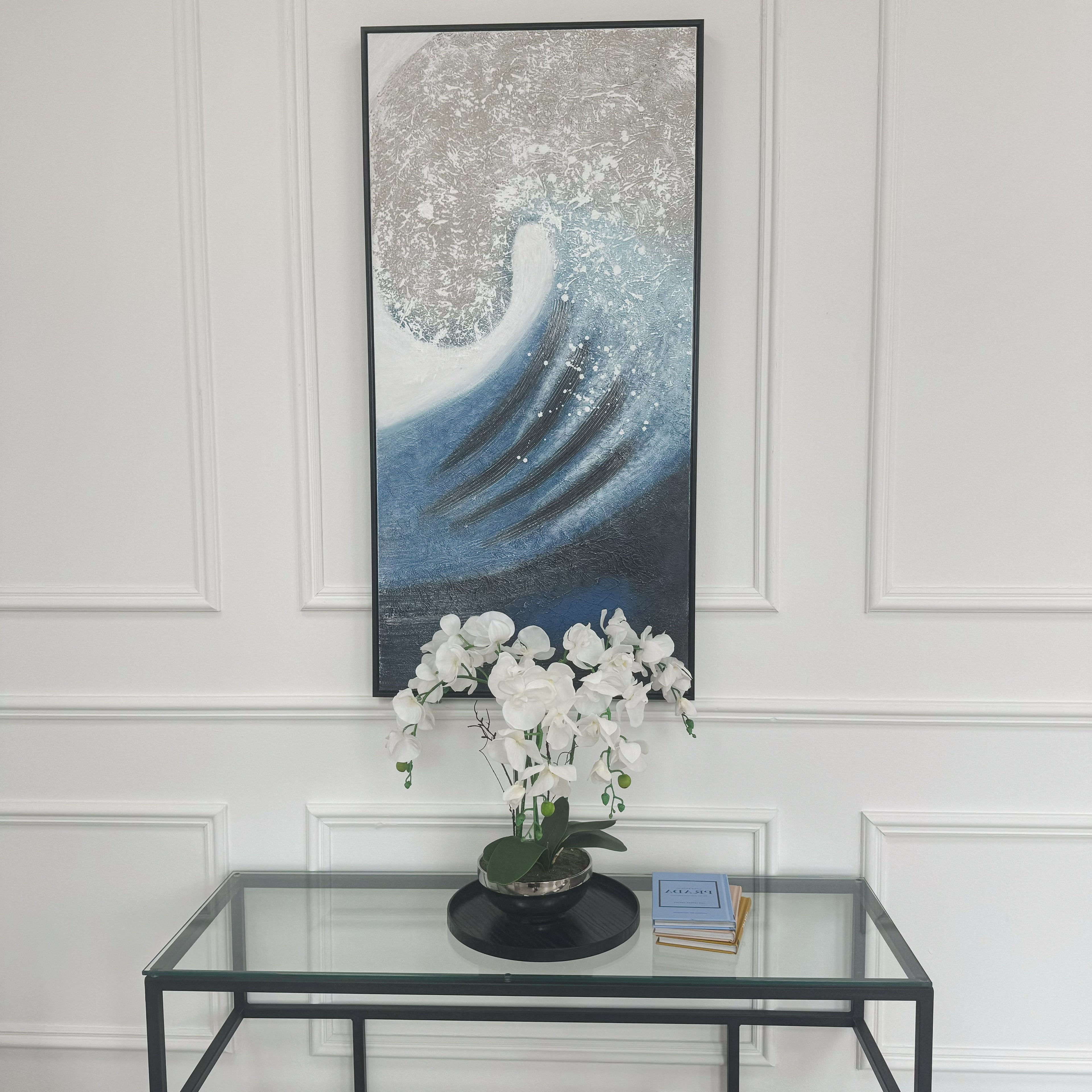 Toile encadrée noire à motif vague bleue et crème