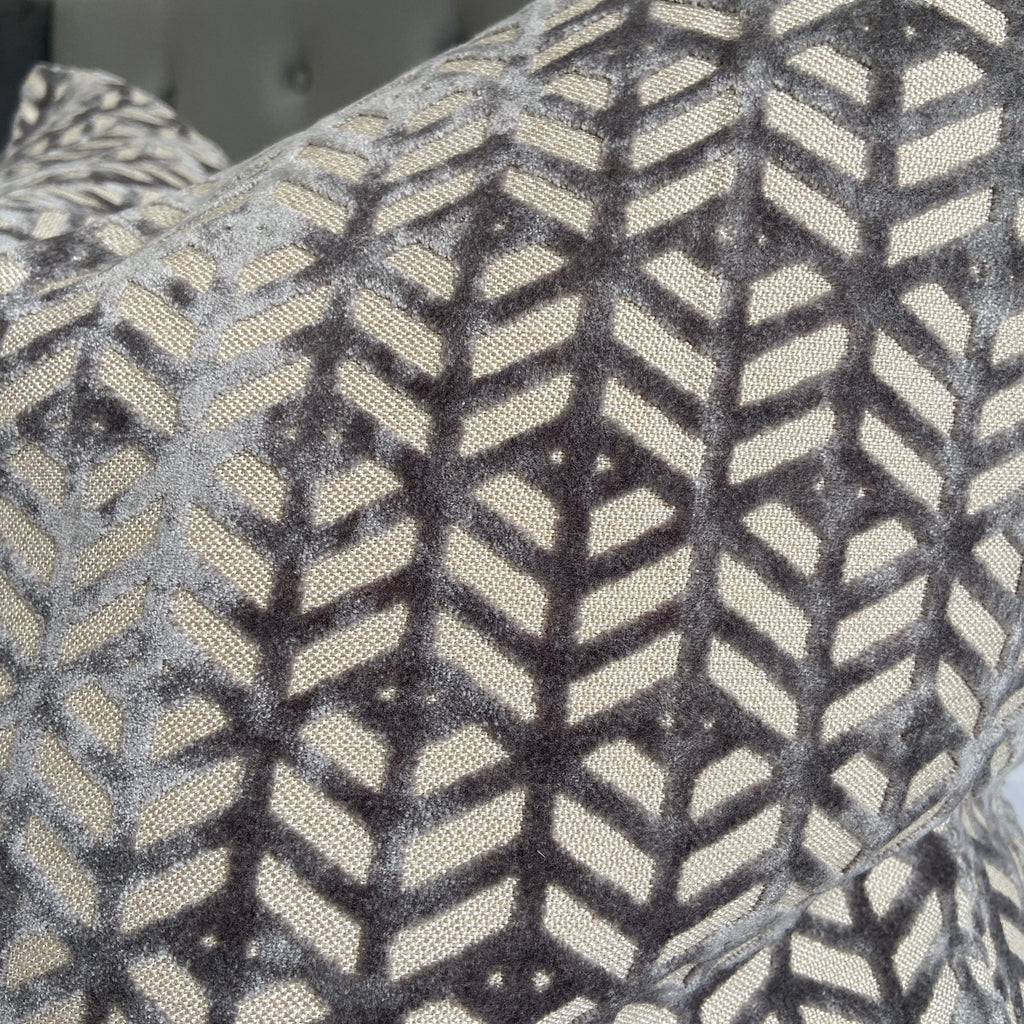 Grand coussin géométrique Malini crème et gris 