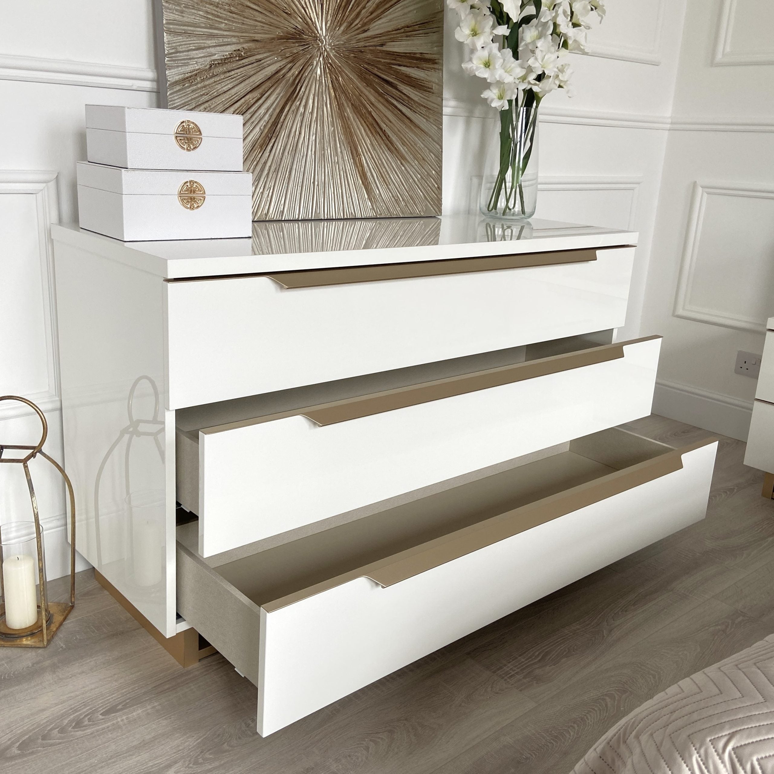 Commode à trois tiroirs Rimini blanche et dorée