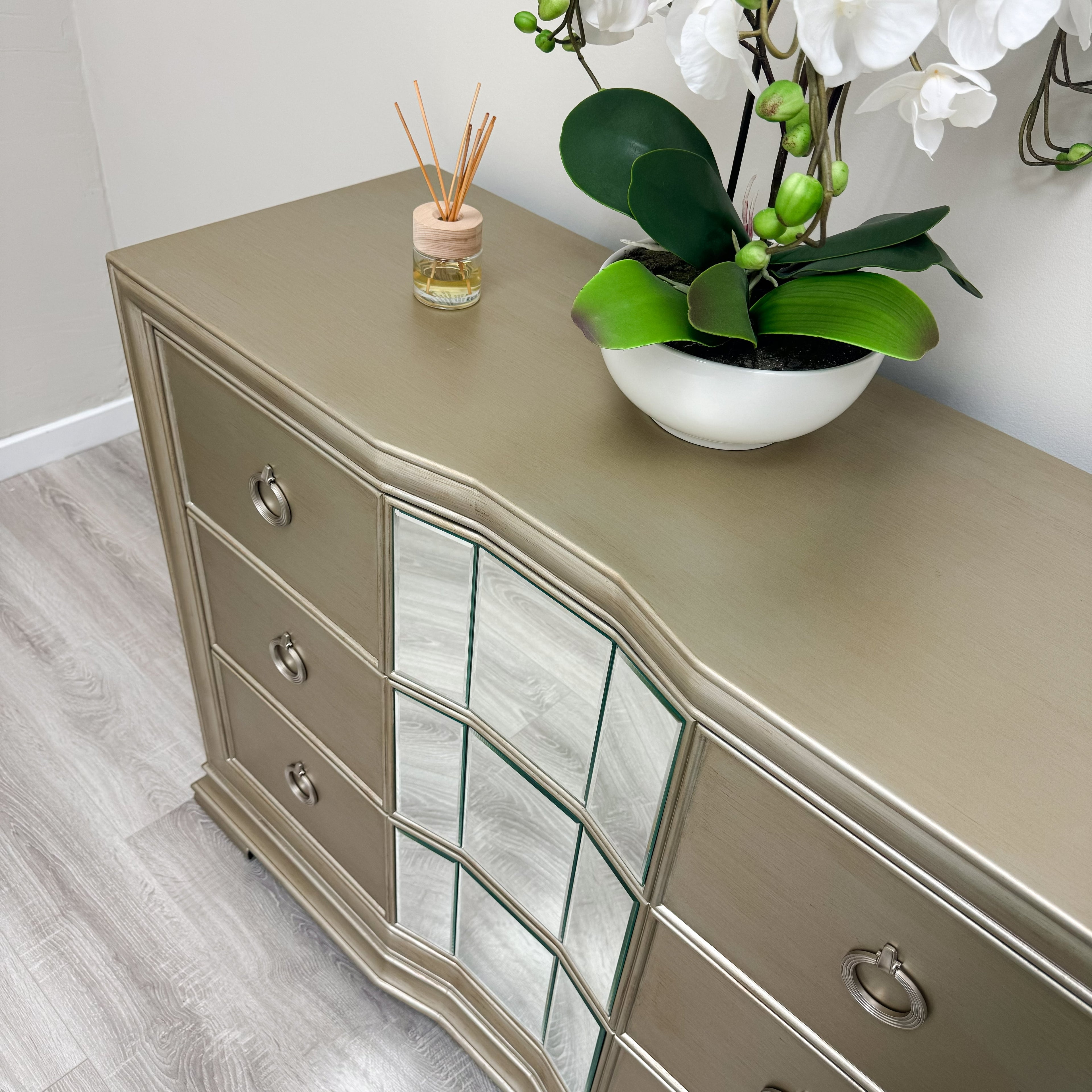 Commode 3 tiroirs en bois doré champagne avec insert miroir, EX DISPLAY