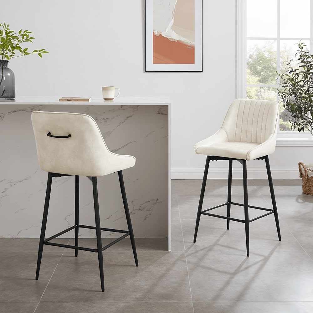 Tabouret de bar pivotant Amari en velours crème avec poignée sur cadre noir