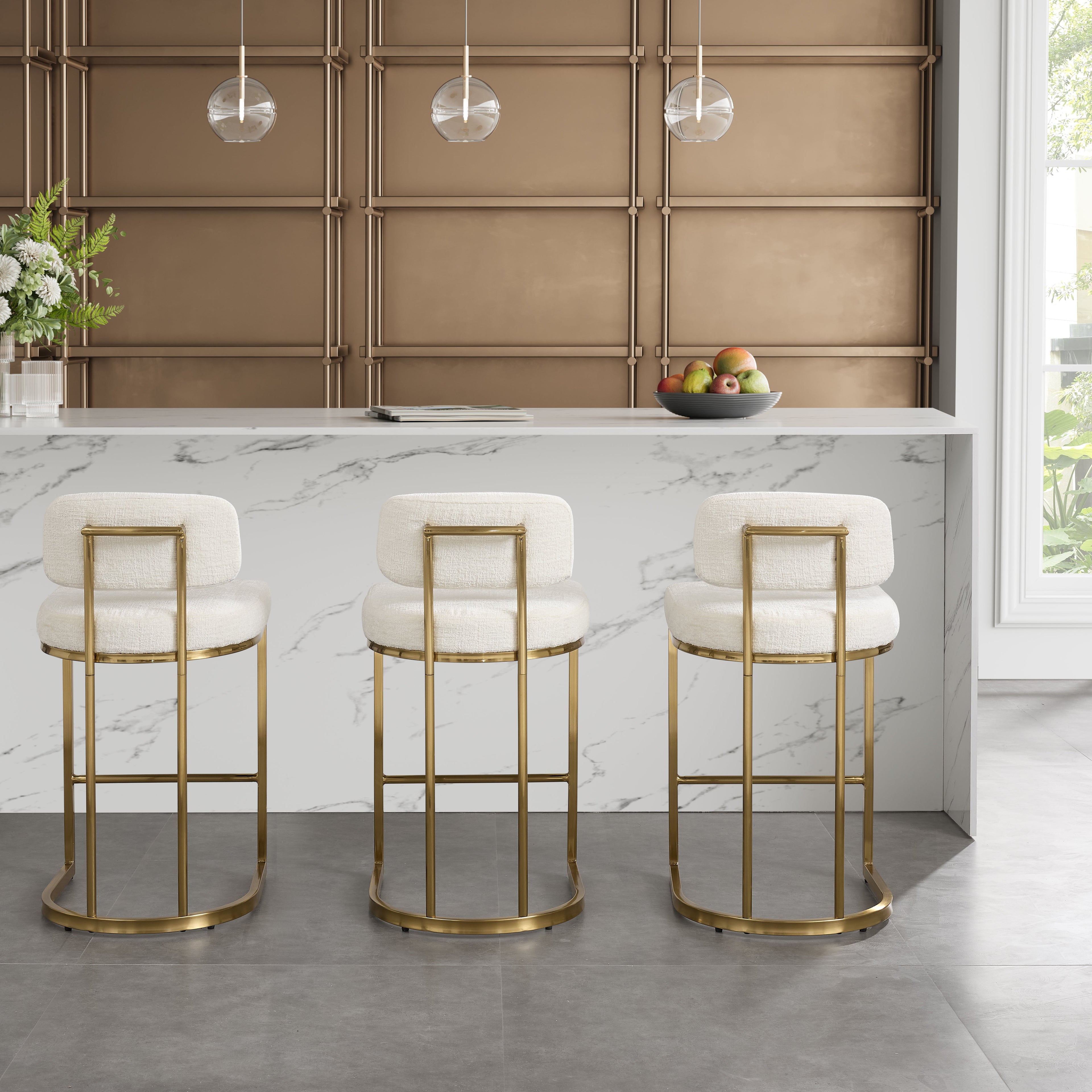 Tabouret de bar Rhea en tissu blanc avec cadre doré