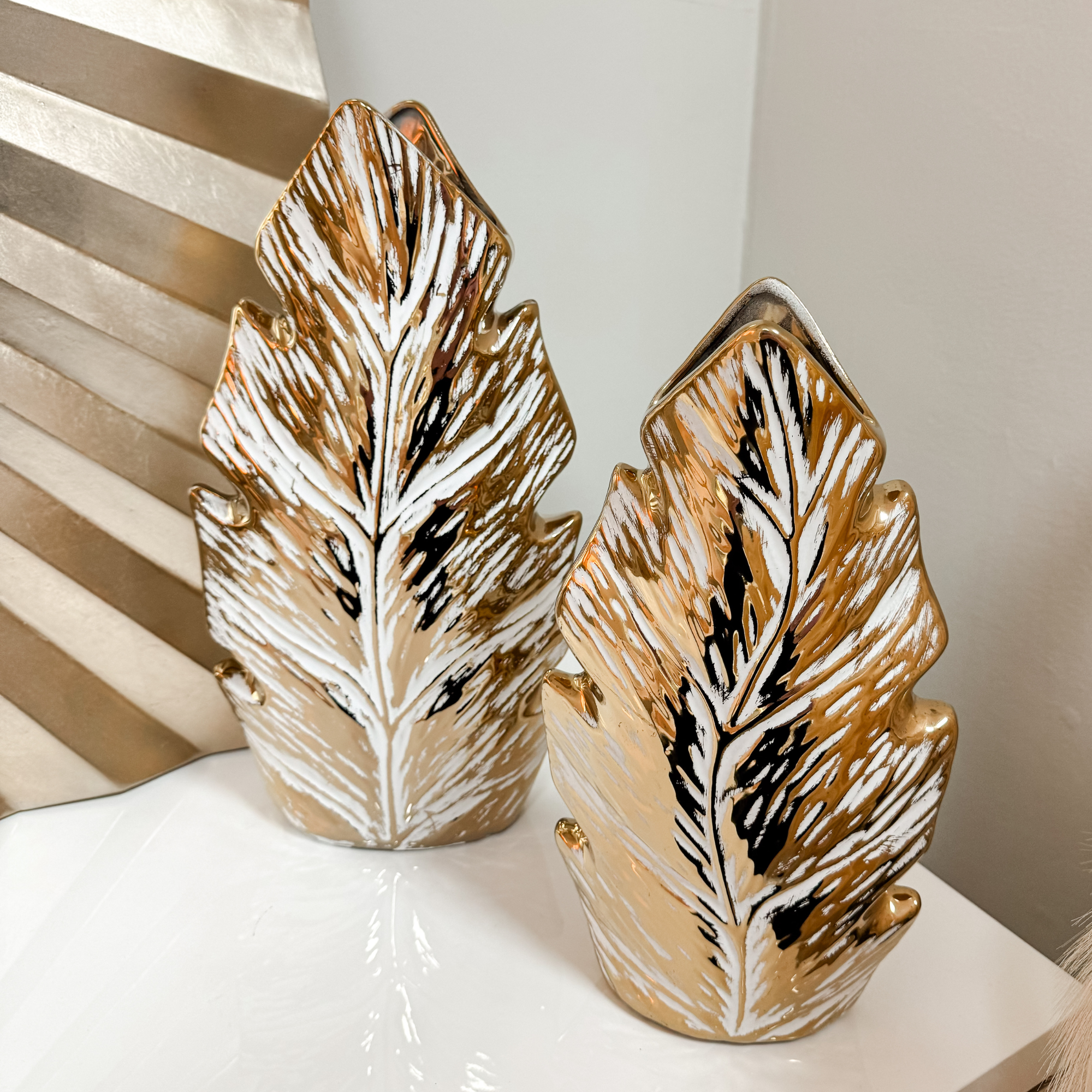 Grand motif de feuille en céramique avec glaçure dorée et blanche