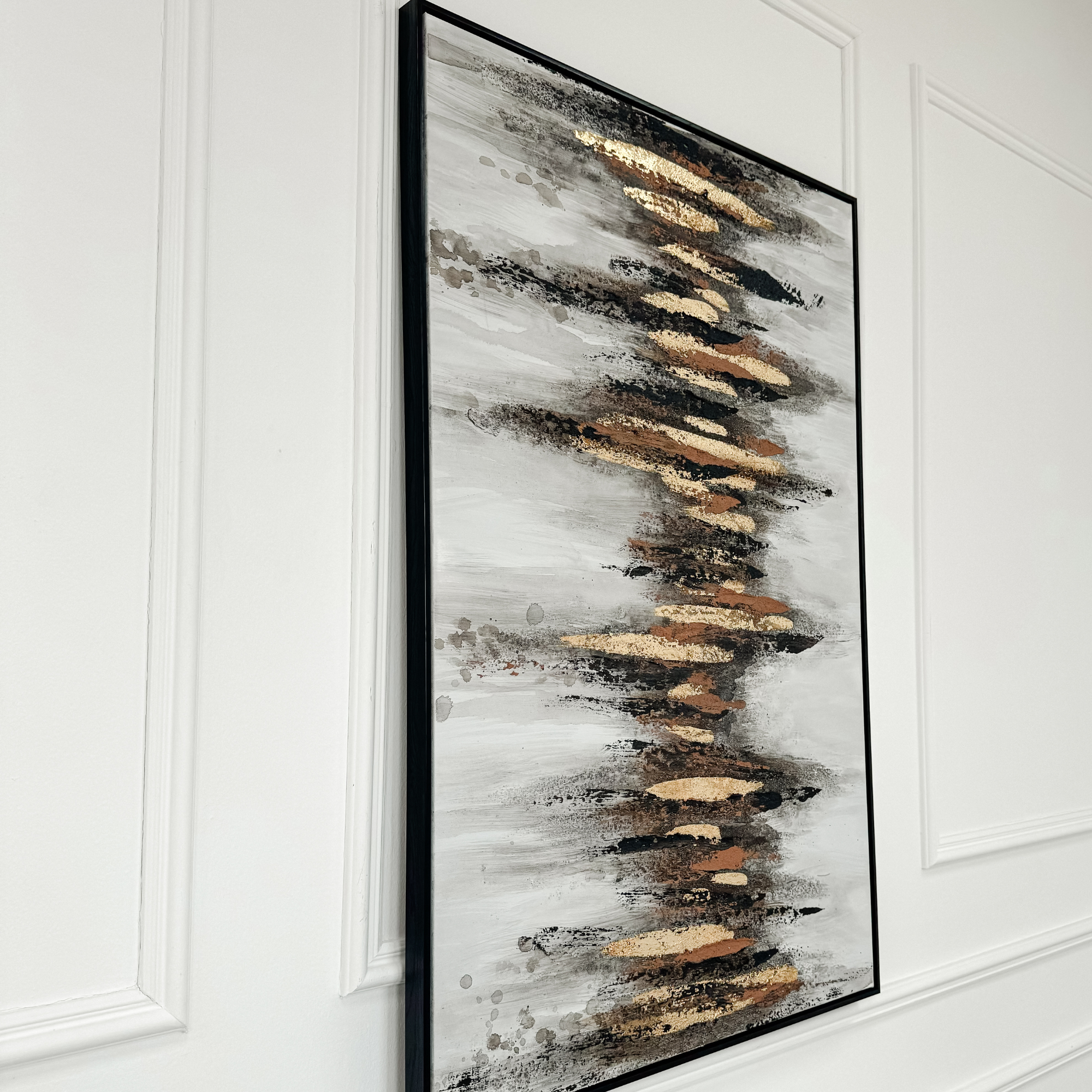 Art mural au pinceau blanc et noir avec des accents dorés et un cadre noir