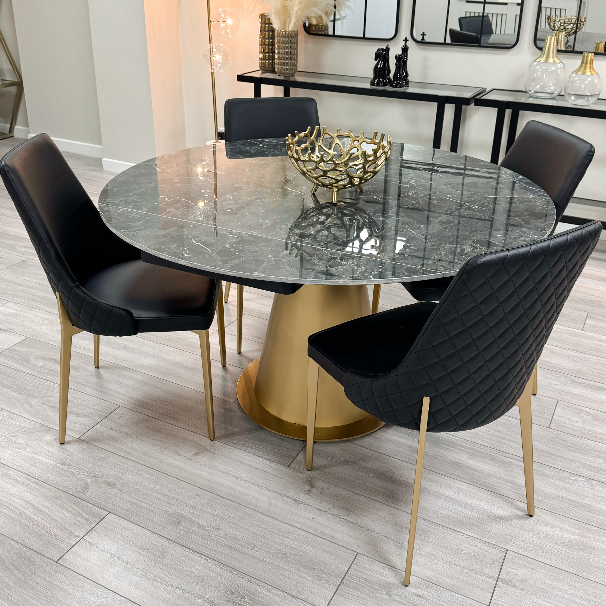 Table extensible en céramique noire effet marbre avec 4 chaises en similicuir noir