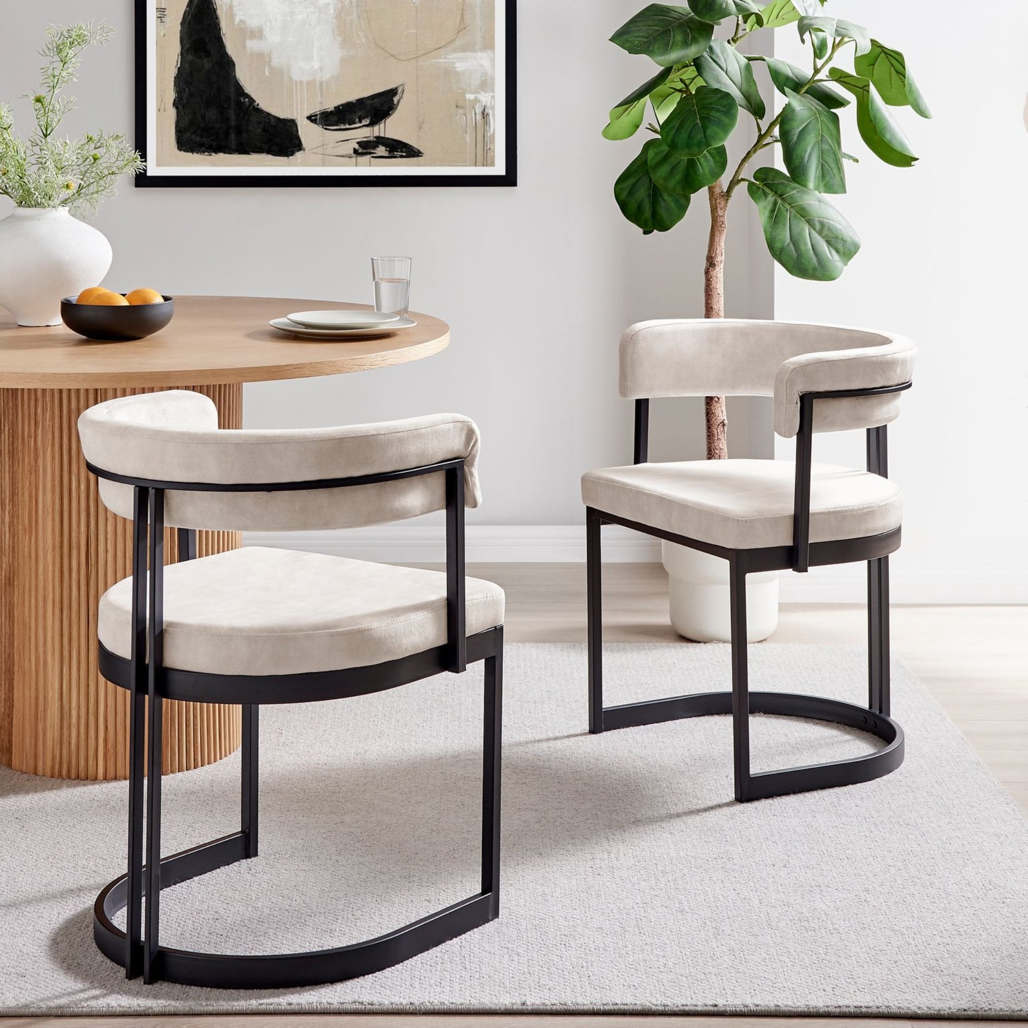 Chaise de salle à manger incurvée Mia en velours crème et cadre noir