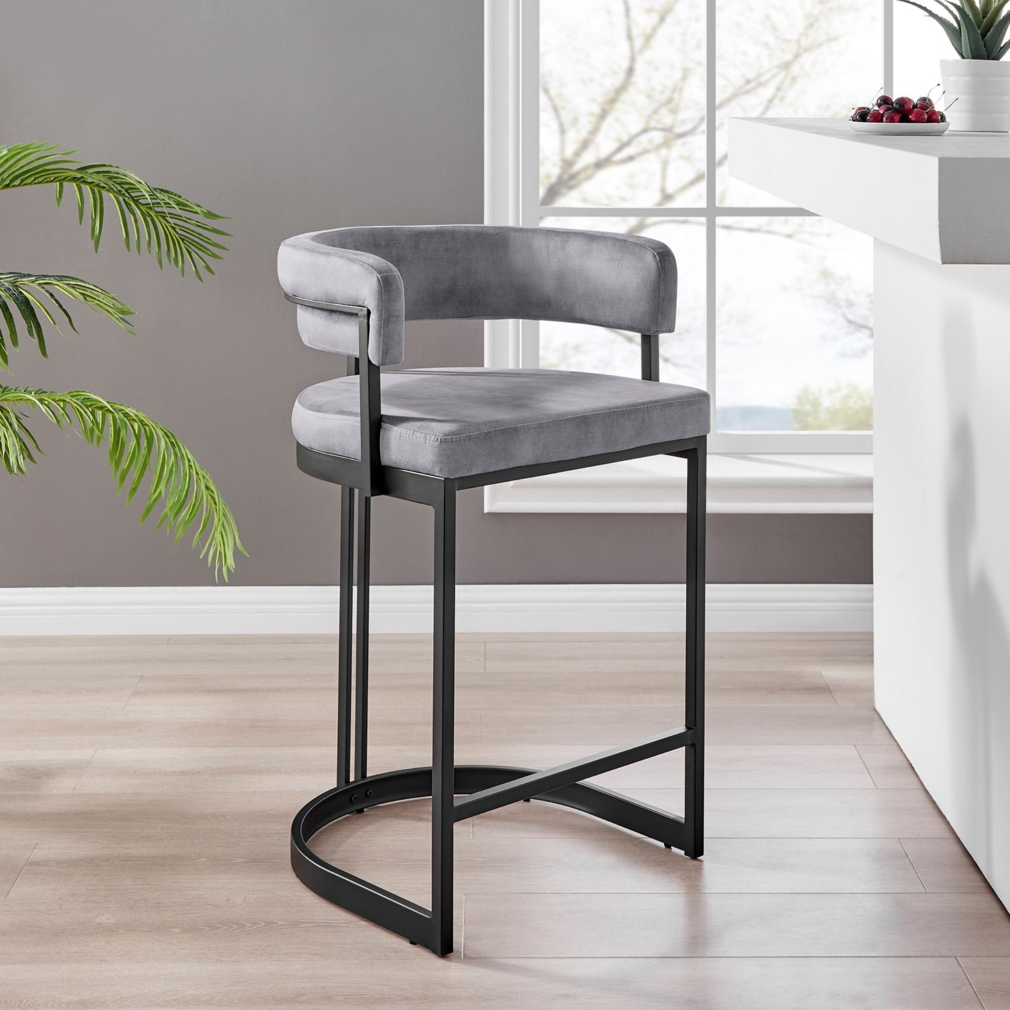 Tabouret de bar incurvé Mia en velours gris et cadre noir